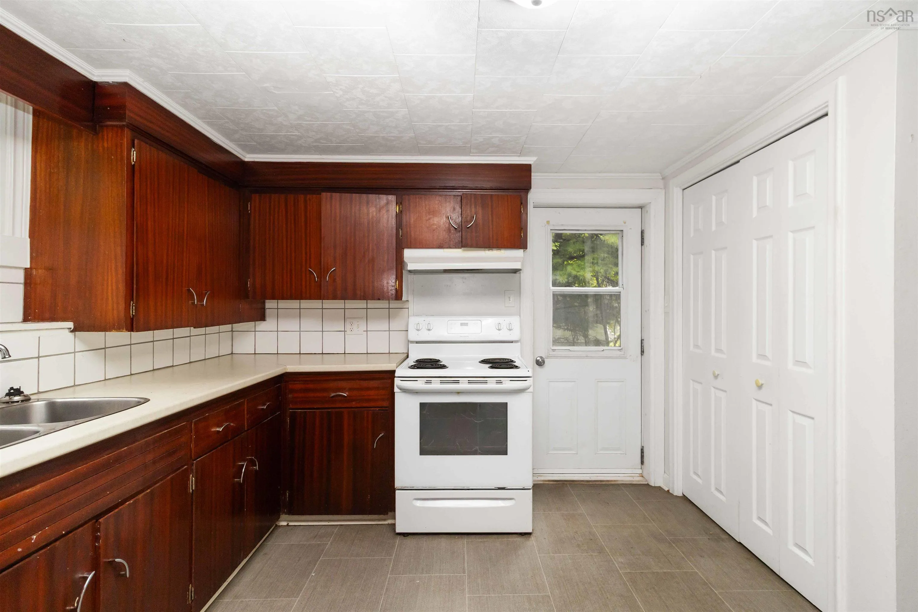 18 Dublin Avenue, Bridgewater, NS B4V 2V7, 4 Bedrooms Bedrooms, ,2 BathroomsBathrooms,Residential,For Sale,Dublin,202522653