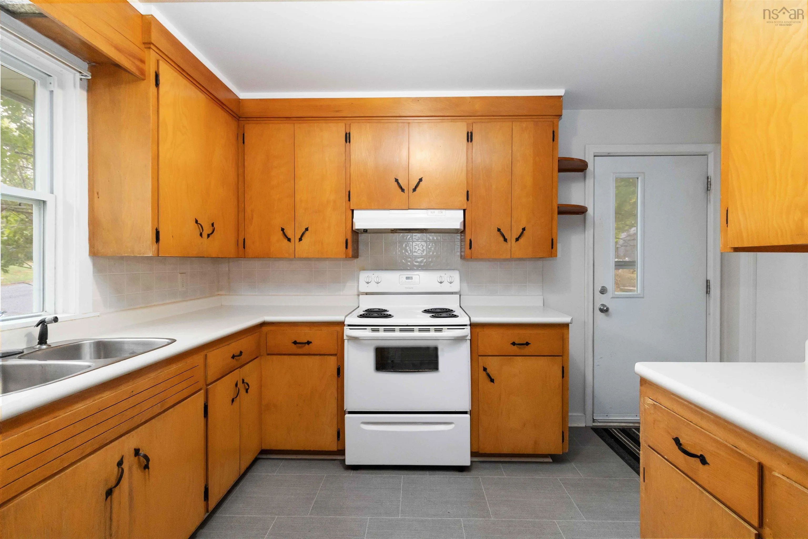 18 Dublin Avenue, Bridgewater, NS B4V 2V7, 4 Bedrooms Bedrooms, ,2 BathroomsBathrooms,Residential,For Sale,Dublin,202522653
