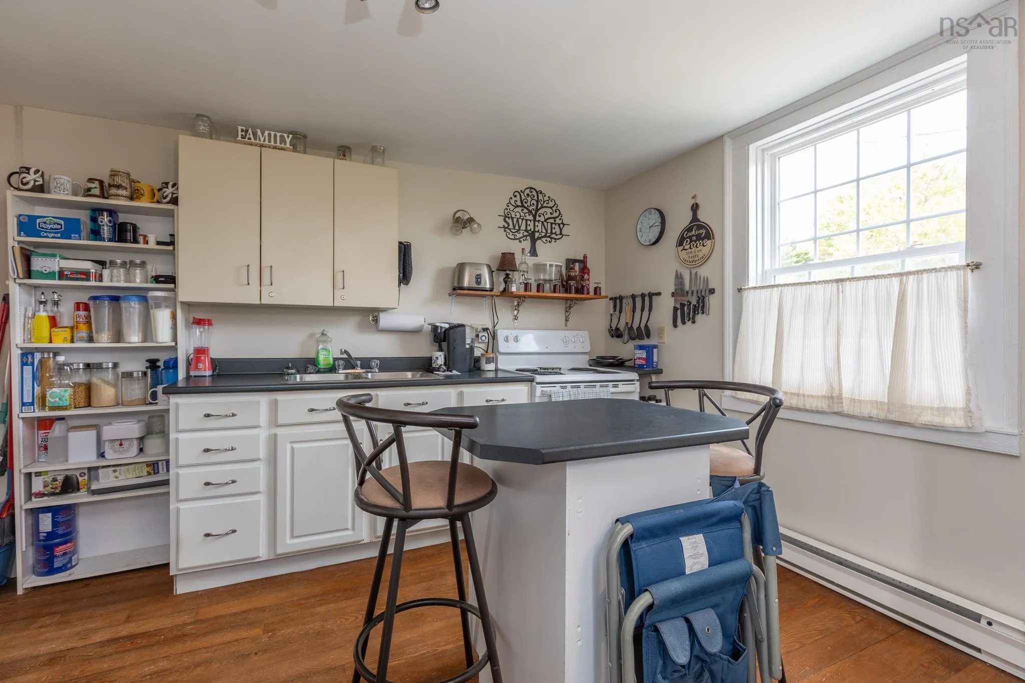4 Market Street, Yarmouth, NS B5A 4R5, 6 Bedrooms Bedrooms, ,4 BathroomsBathrooms,Residential,For Sale,Market,202521347