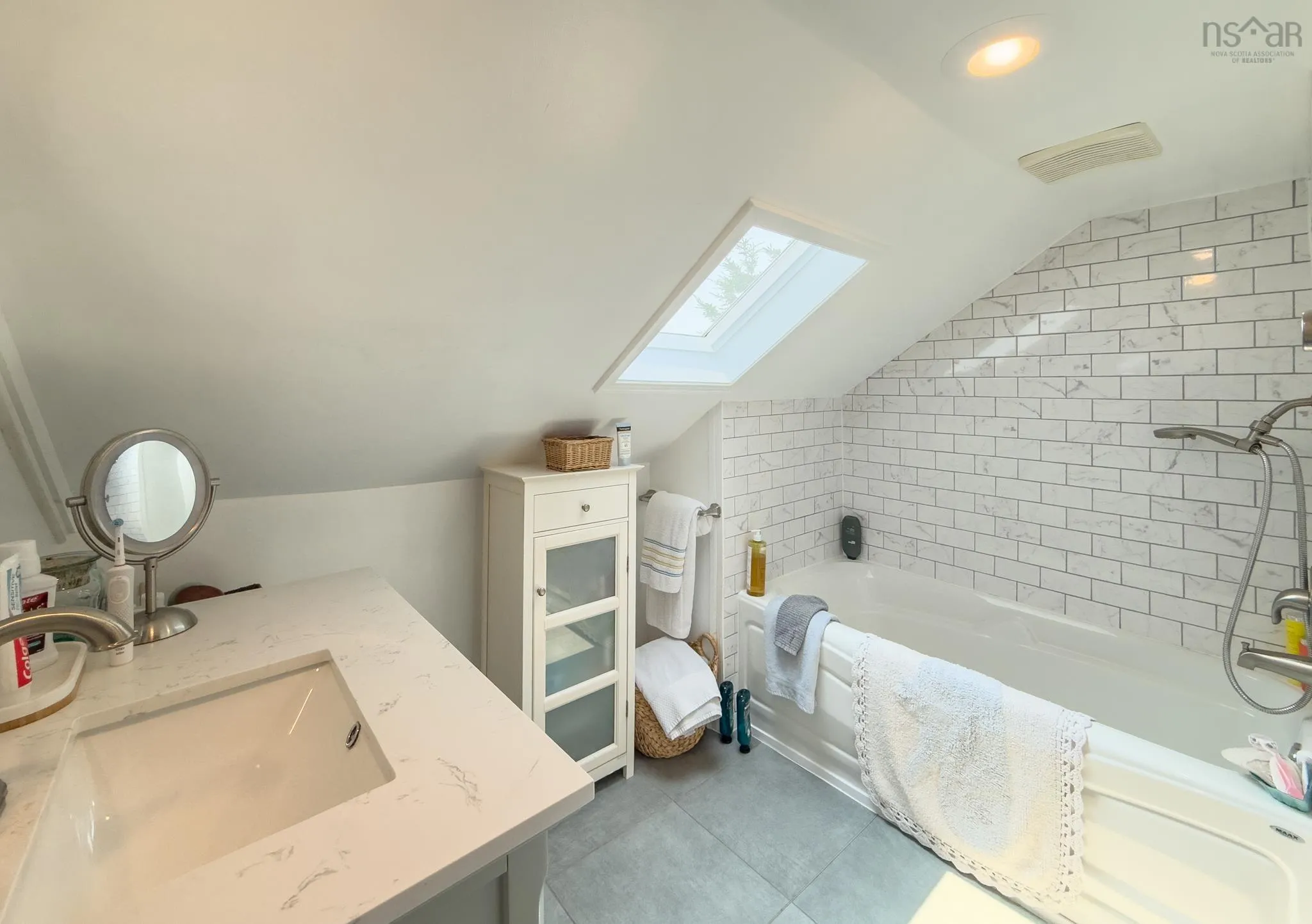 4 Market Street, Yarmouth, NS B5A 4R5, 6 Bedrooms Bedrooms, ,4 BathroomsBathrooms,Residential,For Sale,Market,202521347