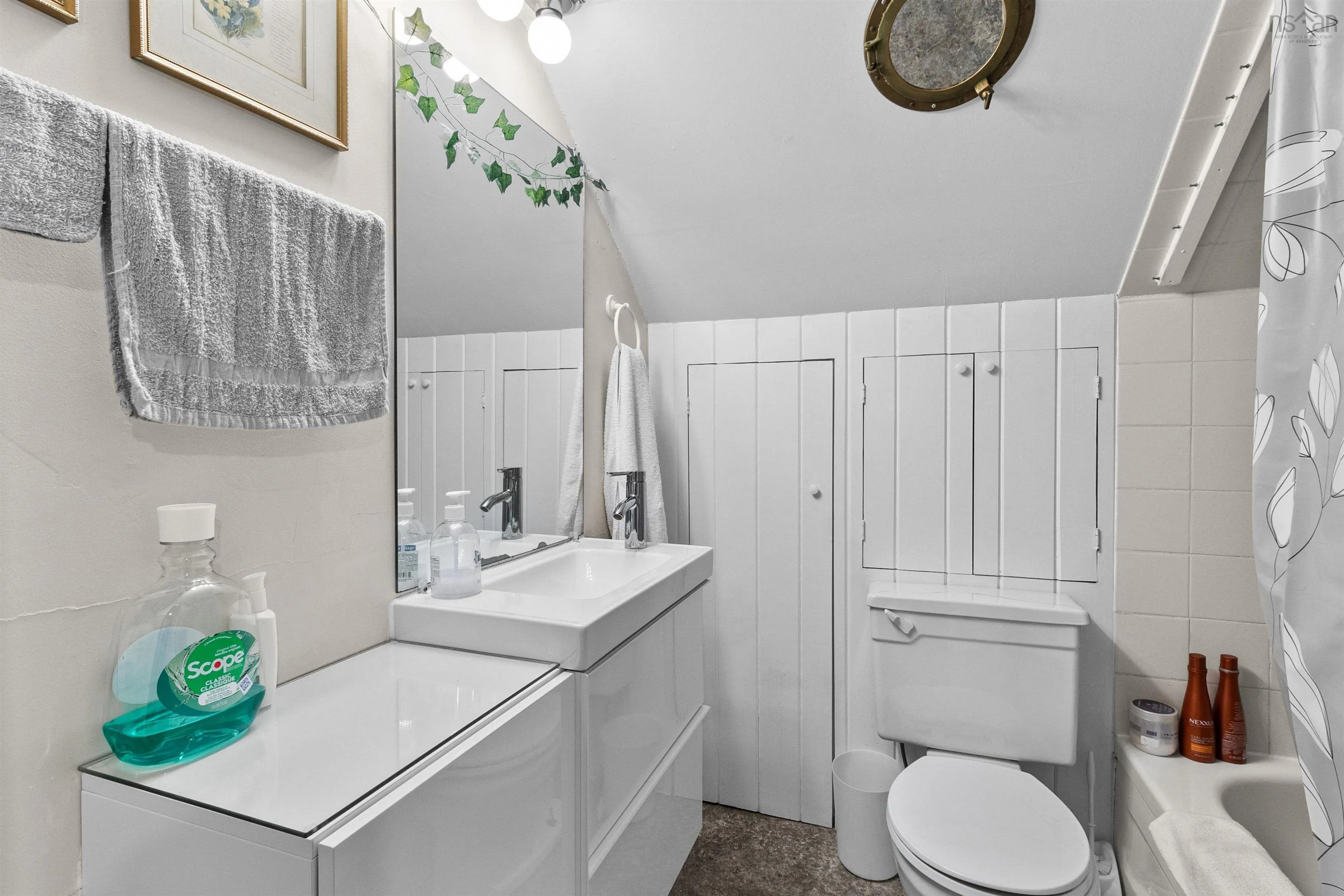 662 Main Street, Mahone Bay, NS B0J 2E0, 5 Bedrooms Bedrooms, ,Residential Income,For Sale,Main,202523964