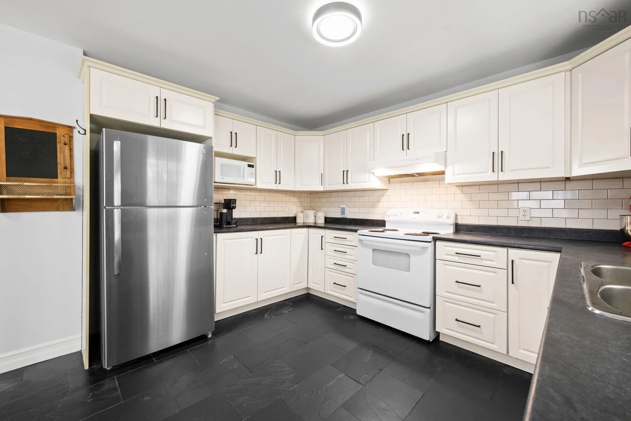 30 Lakeside Drive, Lakeside, NS B3T 1A9, 3 Bedrooms Bedrooms, ,2 BathroomsBathrooms,Residential,For Sale,Lakeside,202523723