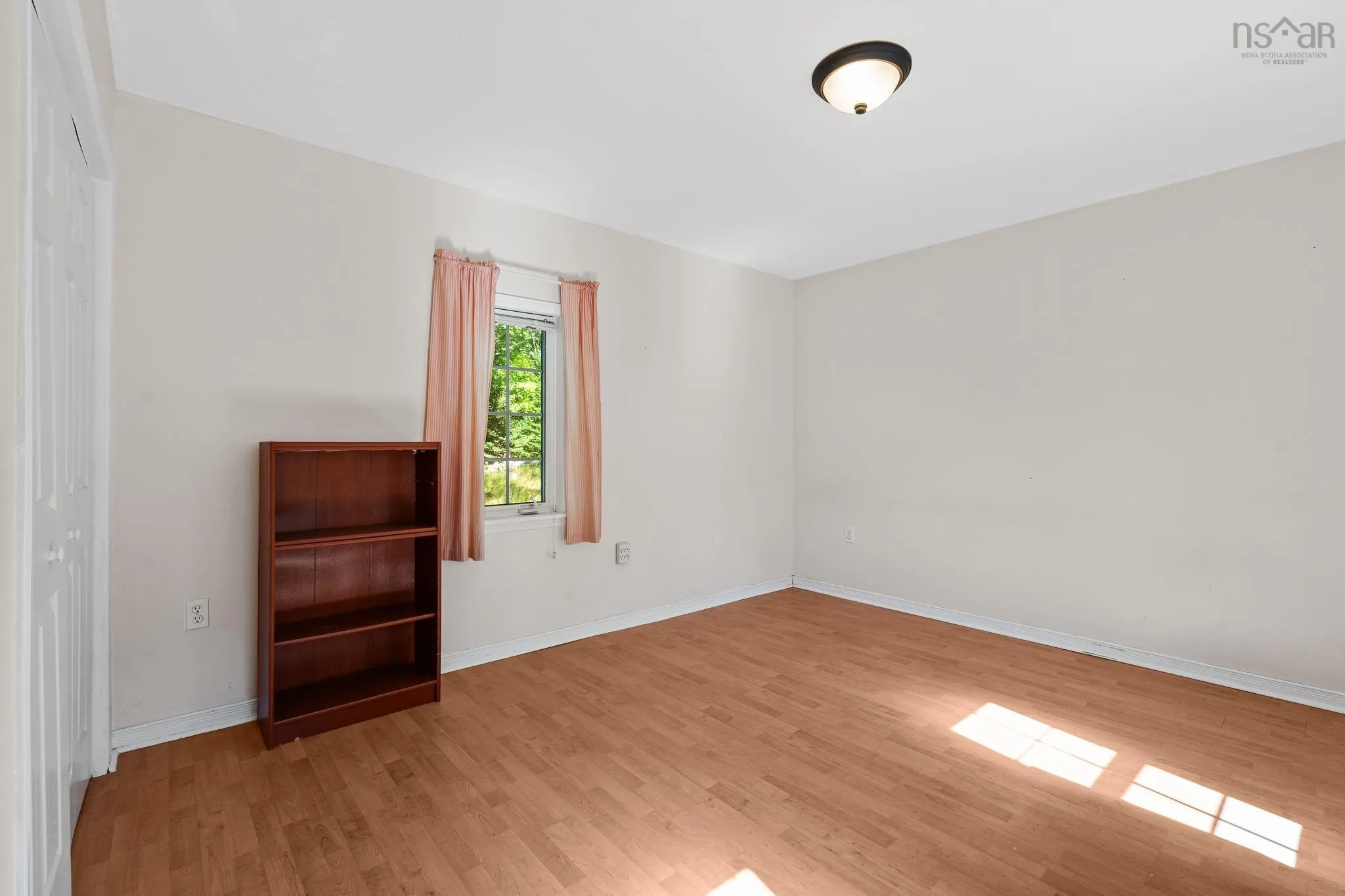8 Emmerson Street, Bedford, NS B4A 1V7, 4 Bedrooms Bedrooms, ,2 BathroomsBathrooms,Residential,For Sale,Emmerson,202522499