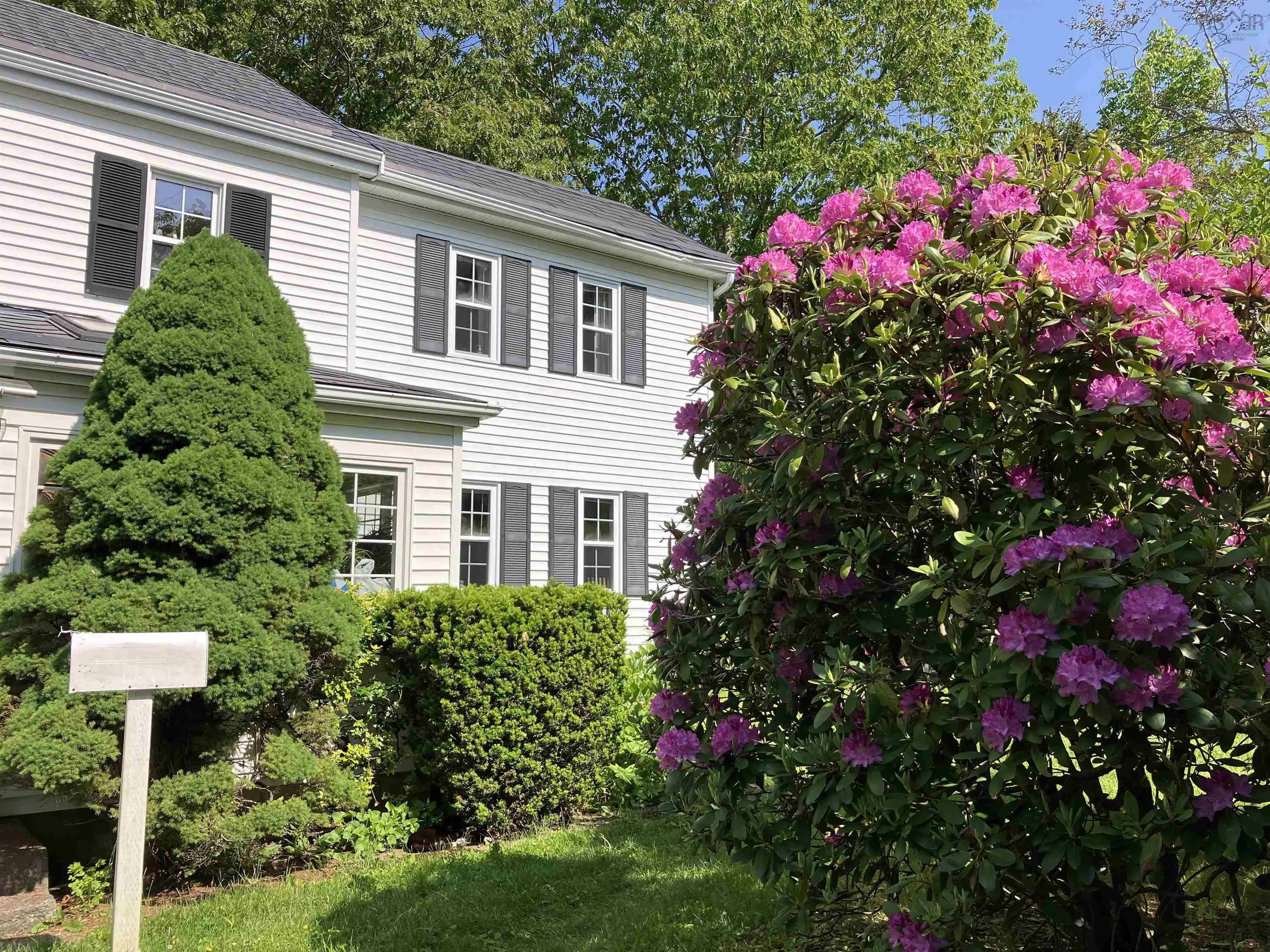 8 Emmerson Street, Bedford, NS B4A 1V7, 4 Bedrooms Bedrooms, ,2 BathroomsBathrooms,Residential,For Sale,Emmerson,202522499