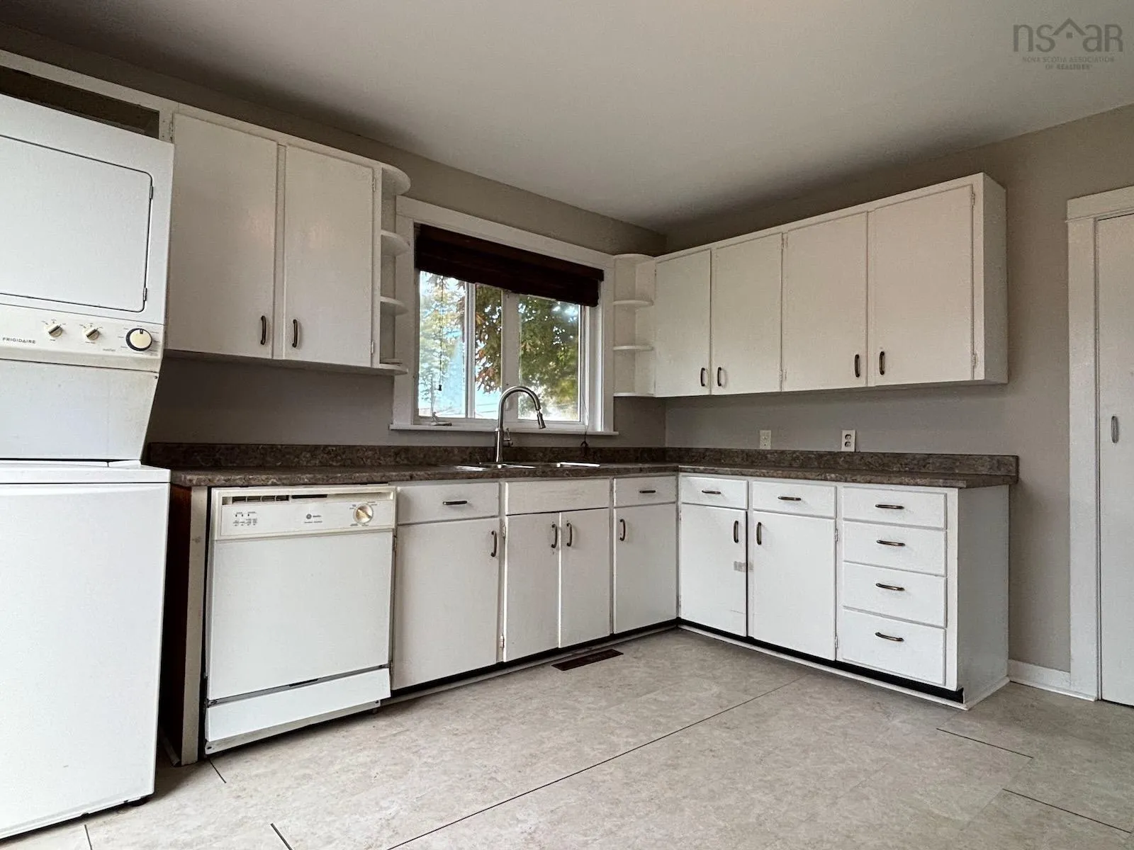42 Green Street, Yarmouth, NS B5A 1Z2, ,Residential Income,For Sale,Green,202521992