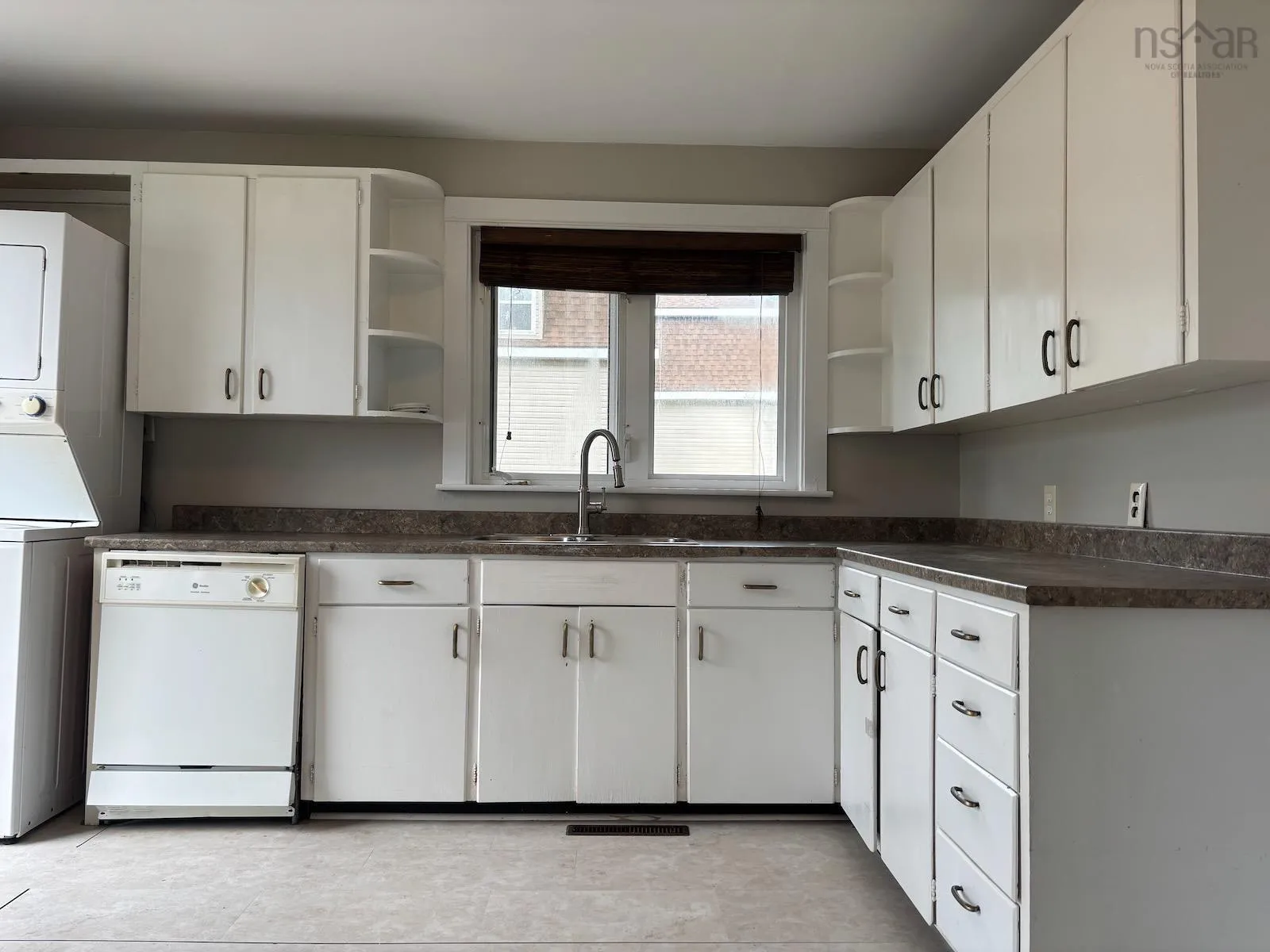 42 Green Street, Yarmouth, NS B5A 1Z2, ,Residential Income,For Sale,Green,202521992