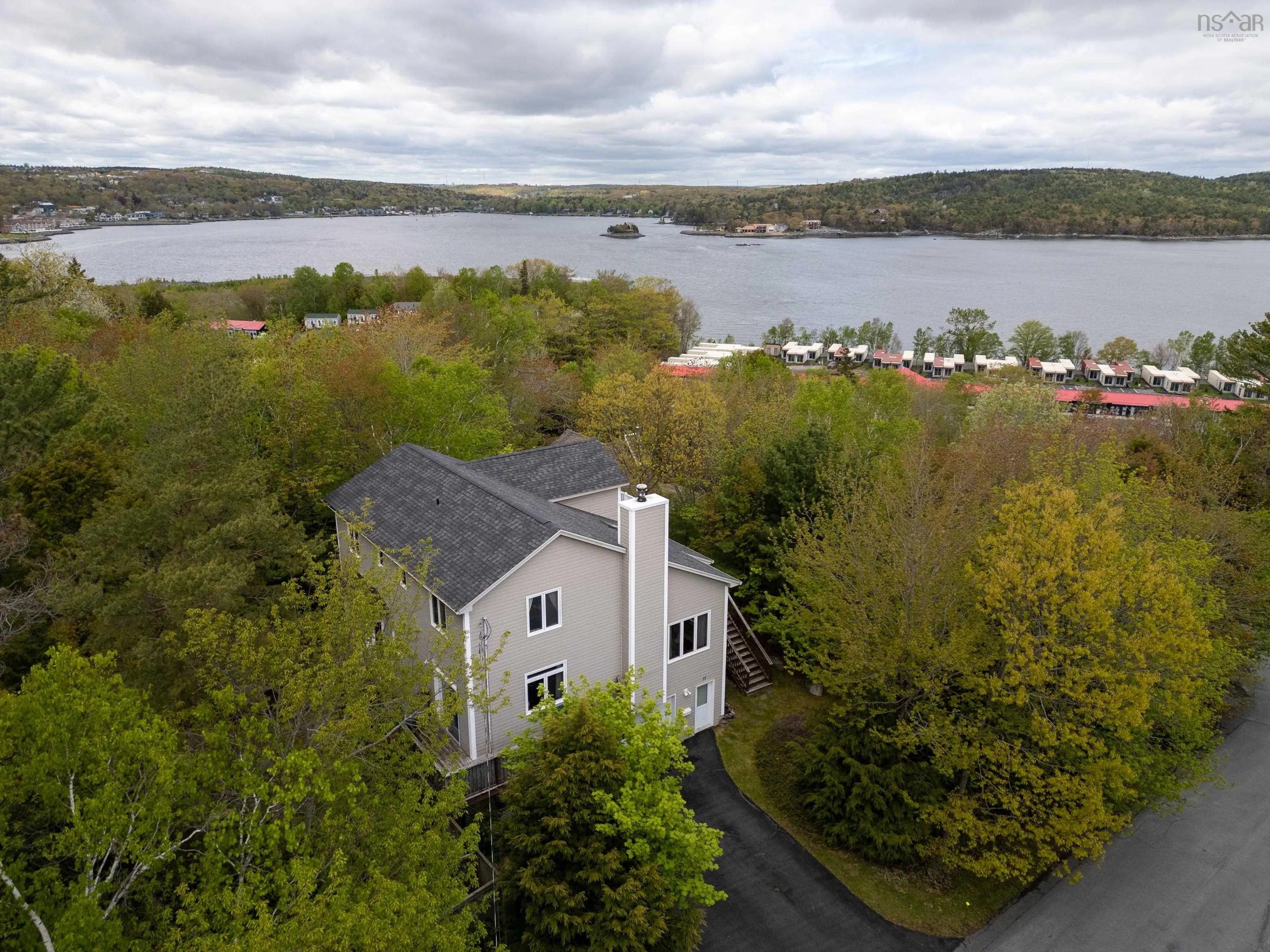 11 Millview Avenue, Bedford, NS B4A 1G8, 5 Bedrooms Bedrooms, ,5 BathroomsBathrooms,Residential,For Sale,Millview,202512663