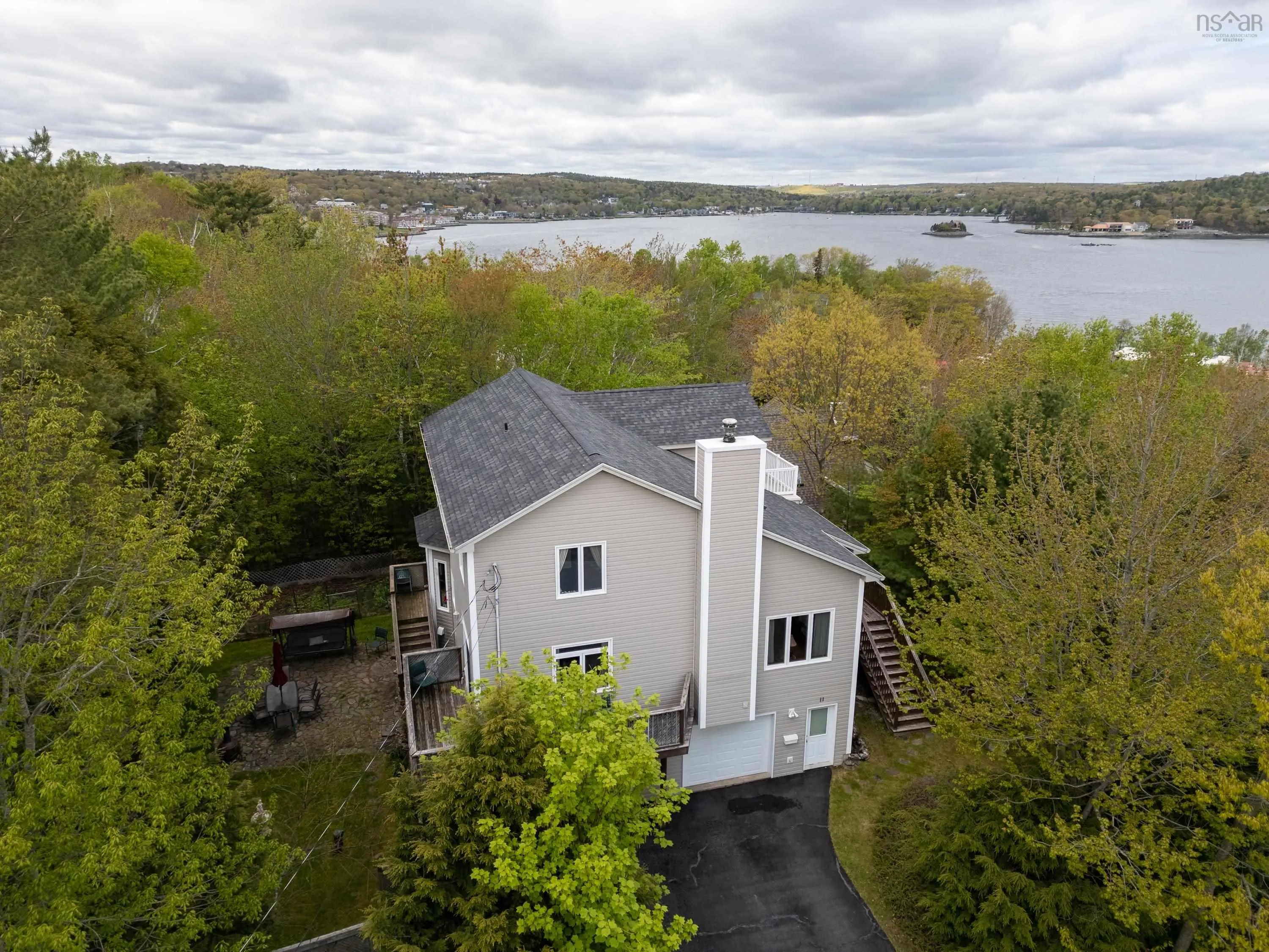 11 Millview Avenue, Bedford, NS B4A 1G8, 5 Bedrooms Bedrooms, ,5 BathroomsBathrooms,Residential,For Sale,Millview,202512663