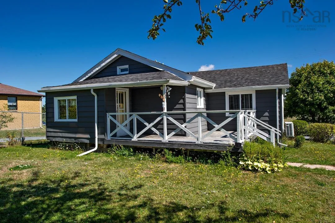 1395 Main Road, Eastern Passage, NS B3G 3E9, 2 Bedrooms Bedrooms, ,1 BathroomBathrooms,Residential,For Sale,Main,202523110