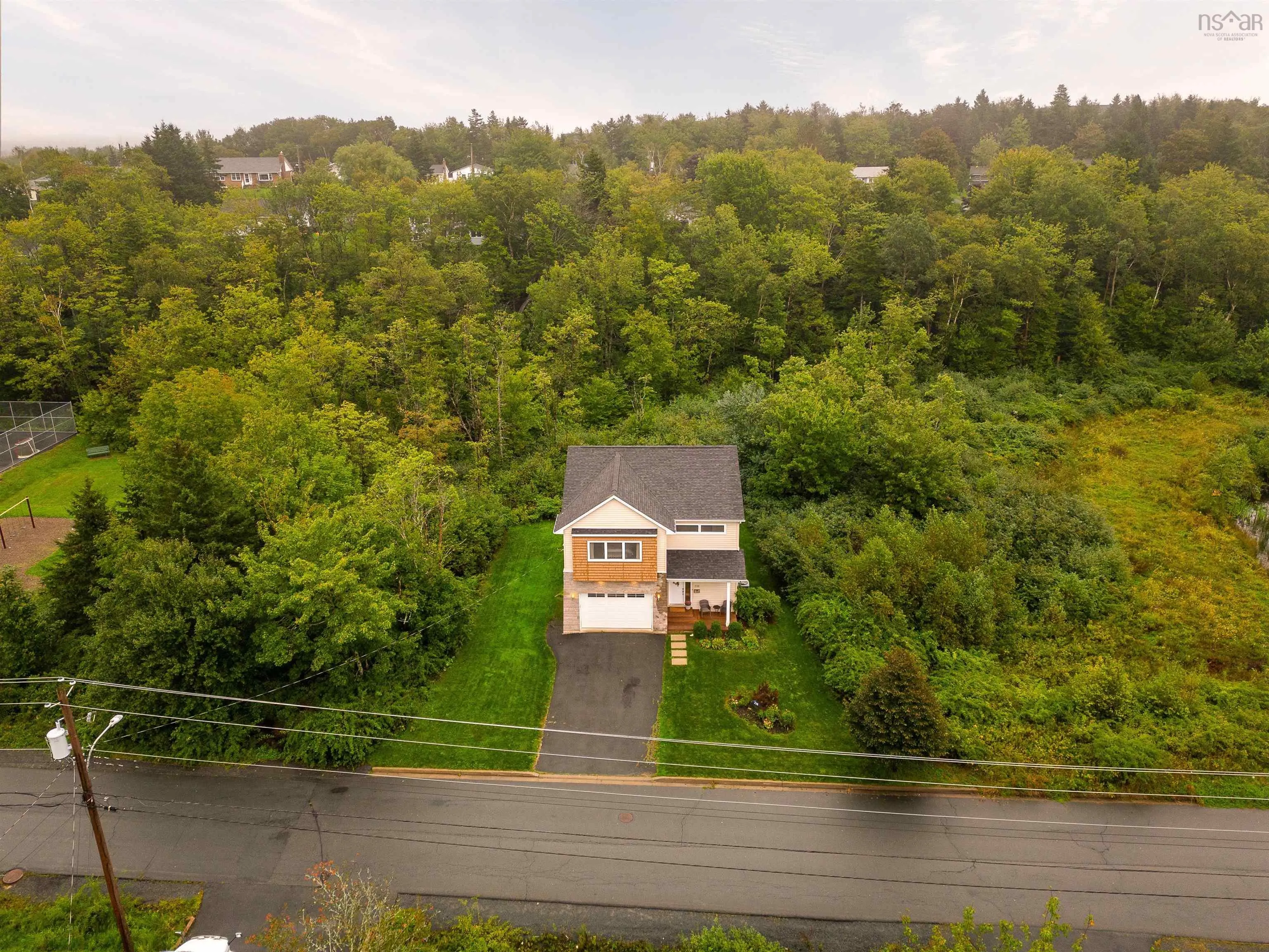 238 Hillsboro Drive, Dartmouth, NS B2W 0J2, 3 Bedrooms Bedrooms, ,4 BathroomsBathrooms,Residential,For Sale,Hillsboro,202521060
