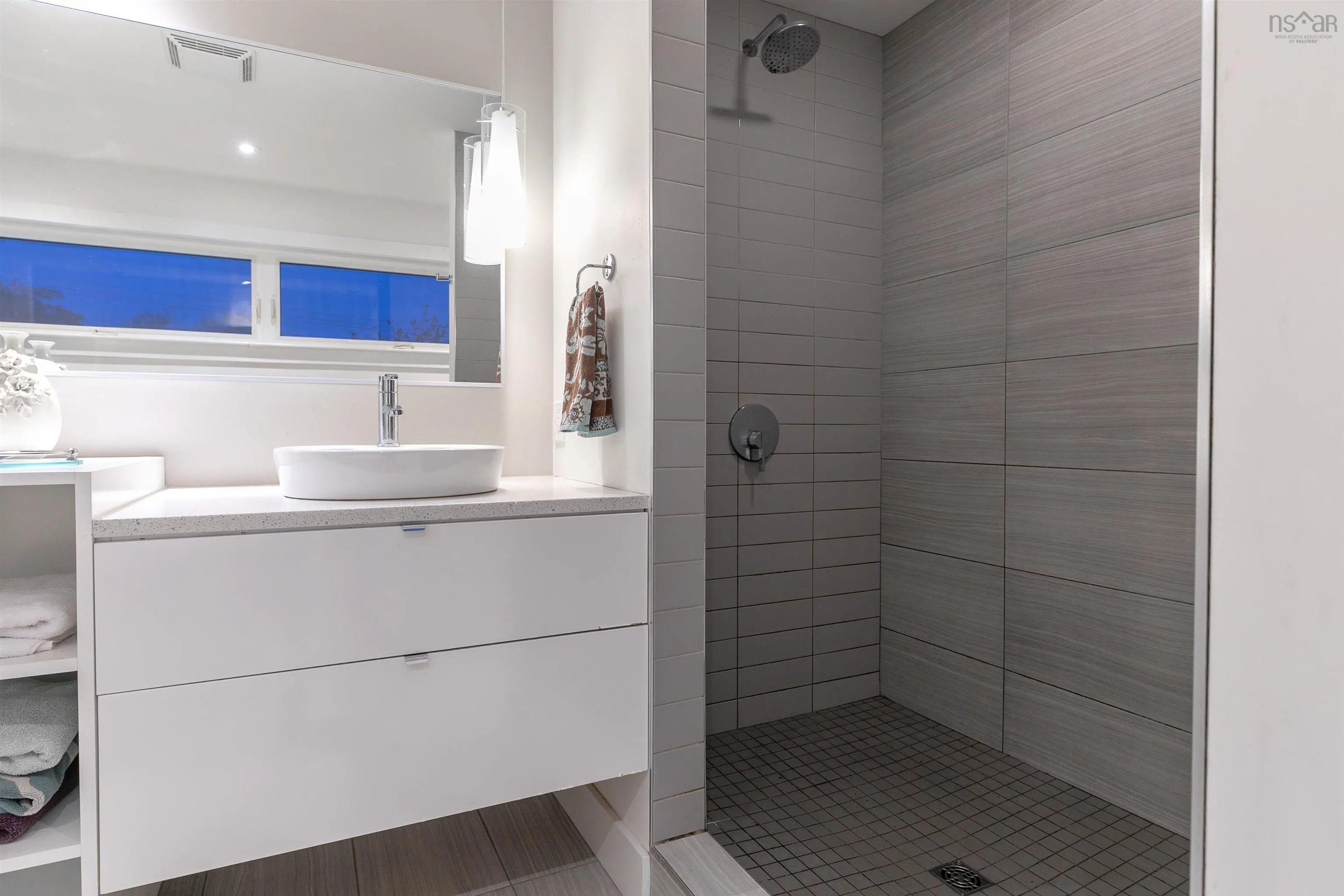 238 Hillsboro Drive, Dartmouth, NS B2W 0J2, 3 Bedrooms Bedrooms, ,4 BathroomsBathrooms,Residential,For Sale,Hillsboro,202521060