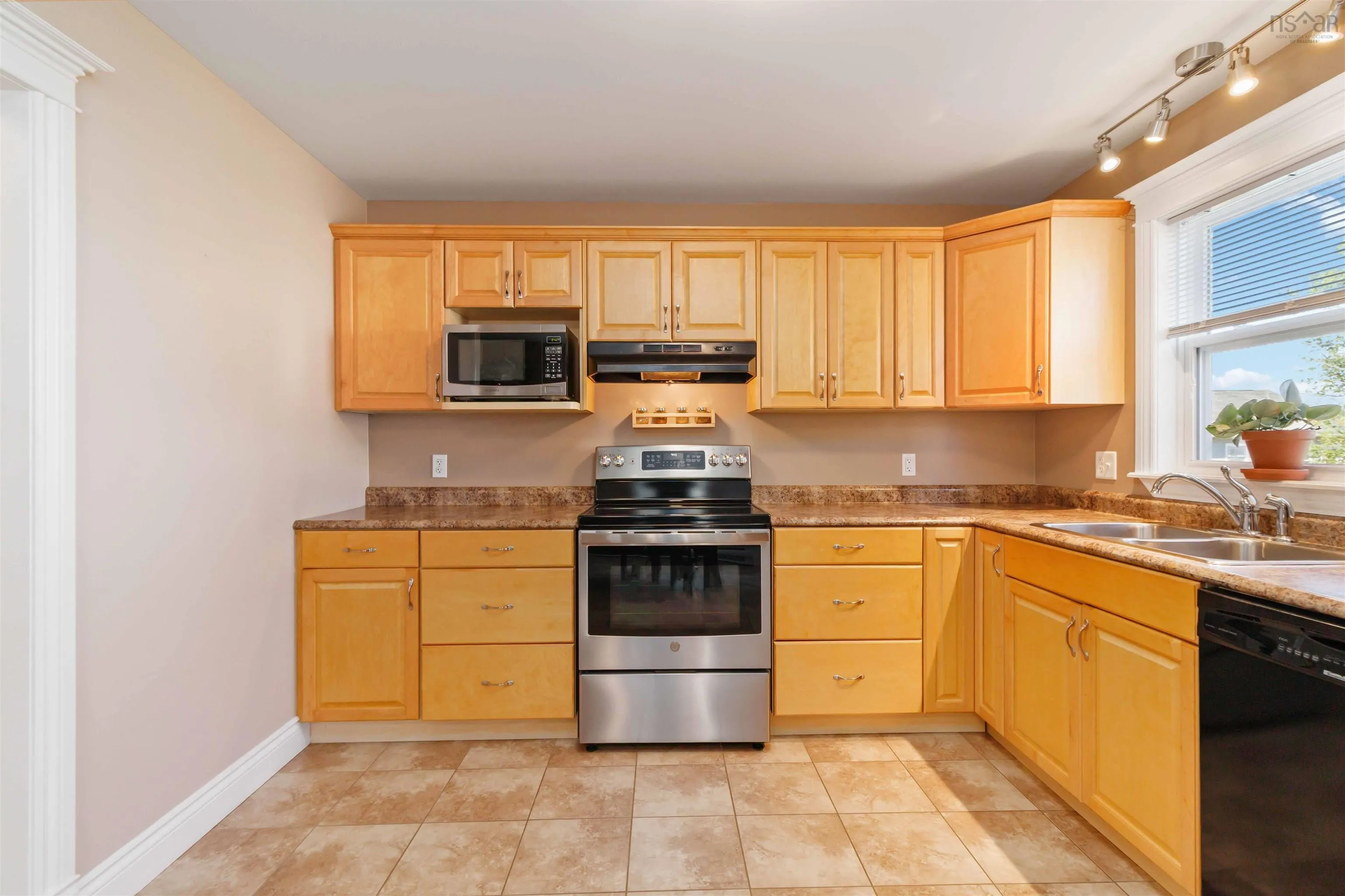 77 St Clair Avenue, Dartmouth, NS B2X 0B2, 3 Bedrooms Bedrooms, ,4 BathroomsBathrooms,Residential,For Sale,St Clair,202520476