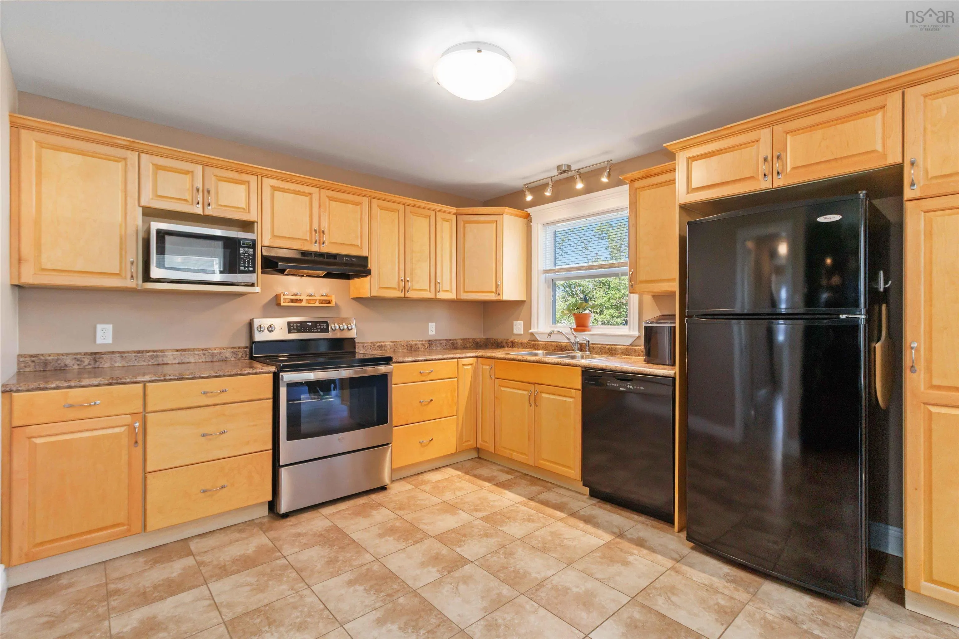 77 St Clair Avenue, Dartmouth, NS B2X 0B2, 3 Bedrooms Bedrooms, ,4 BathroomsBathrooms,Residential,For Sale,St Clair,202520476