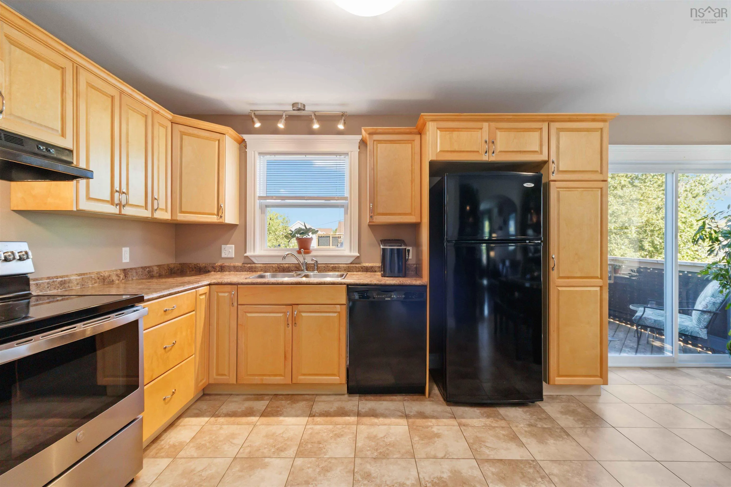 77 St Clair Avenue, Dartmouth, NS B2X 0B2, 3 Bedrooms Bedrooms, ,4 BathroomsBathrooms,Residential,For Sale,St Clair,202520476