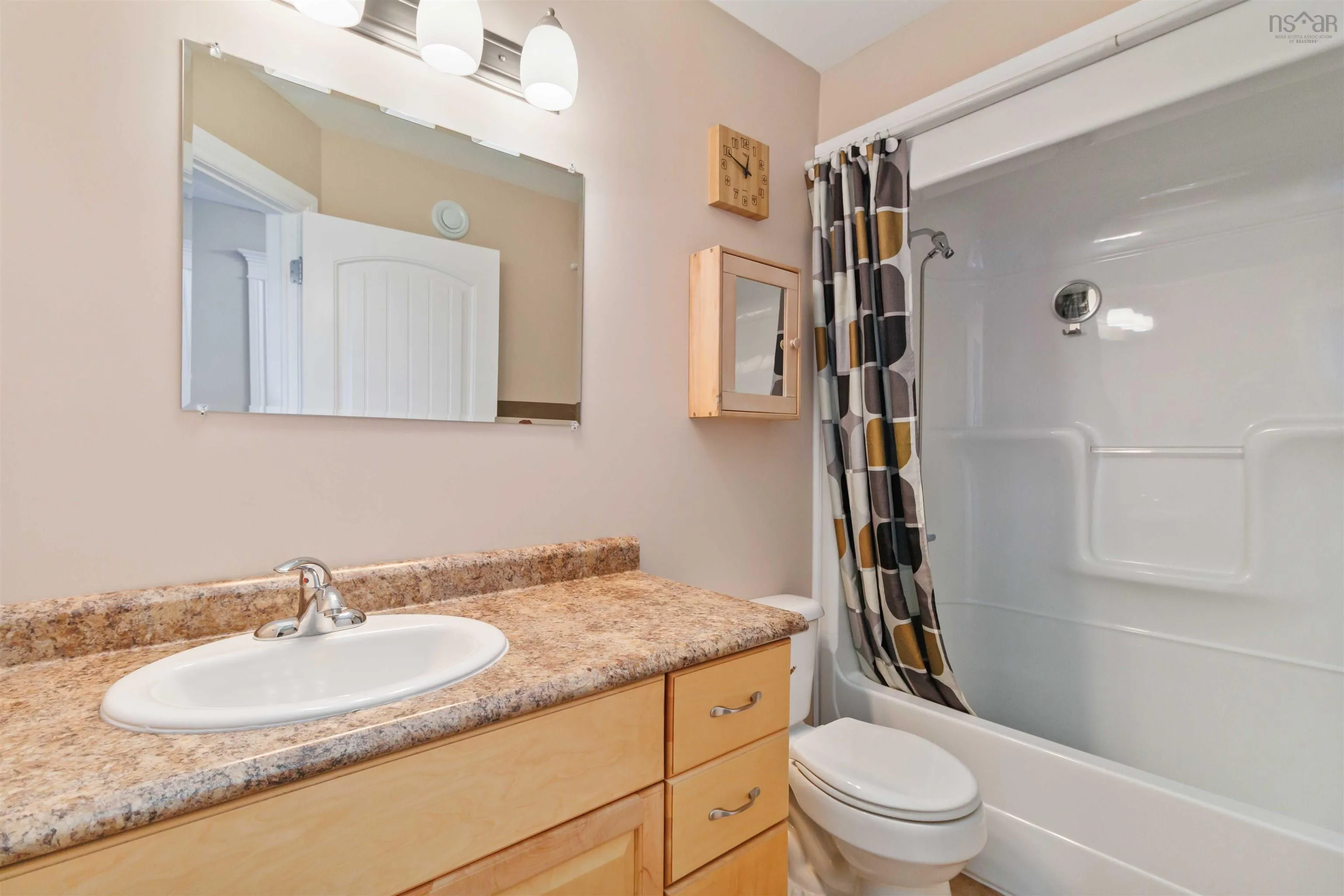 77 St Clair Avenue, Dartmouth, NS B2X 0B2, 3 Bedrooms Bedrooms, ,4 BathroomsBathrooms,Residential,For Sale,St Clair,202520476
