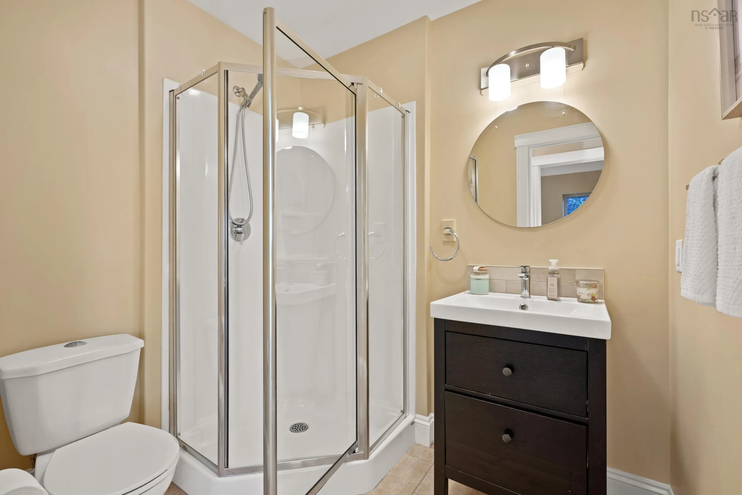 60 Shore Road, Dartmouth, NS B3A 1A3, 3 Bedrooms Bedrooms, ,4 BathroomsBathrooms,Residential,For Sale,Shore,202522887