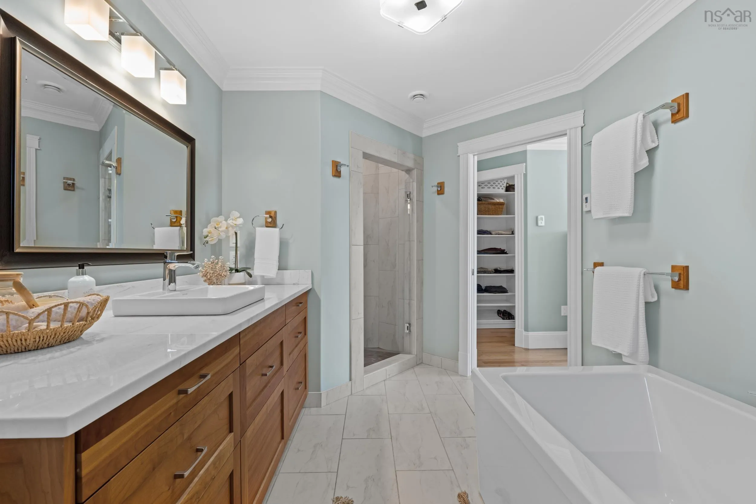 60 Shore Road, Dartmouth, NS B3A 1A3, 3 Bedrooms Bedrooms, ,4 BathroomsBathrooms,Residential,For Sale,Shore,202522887
