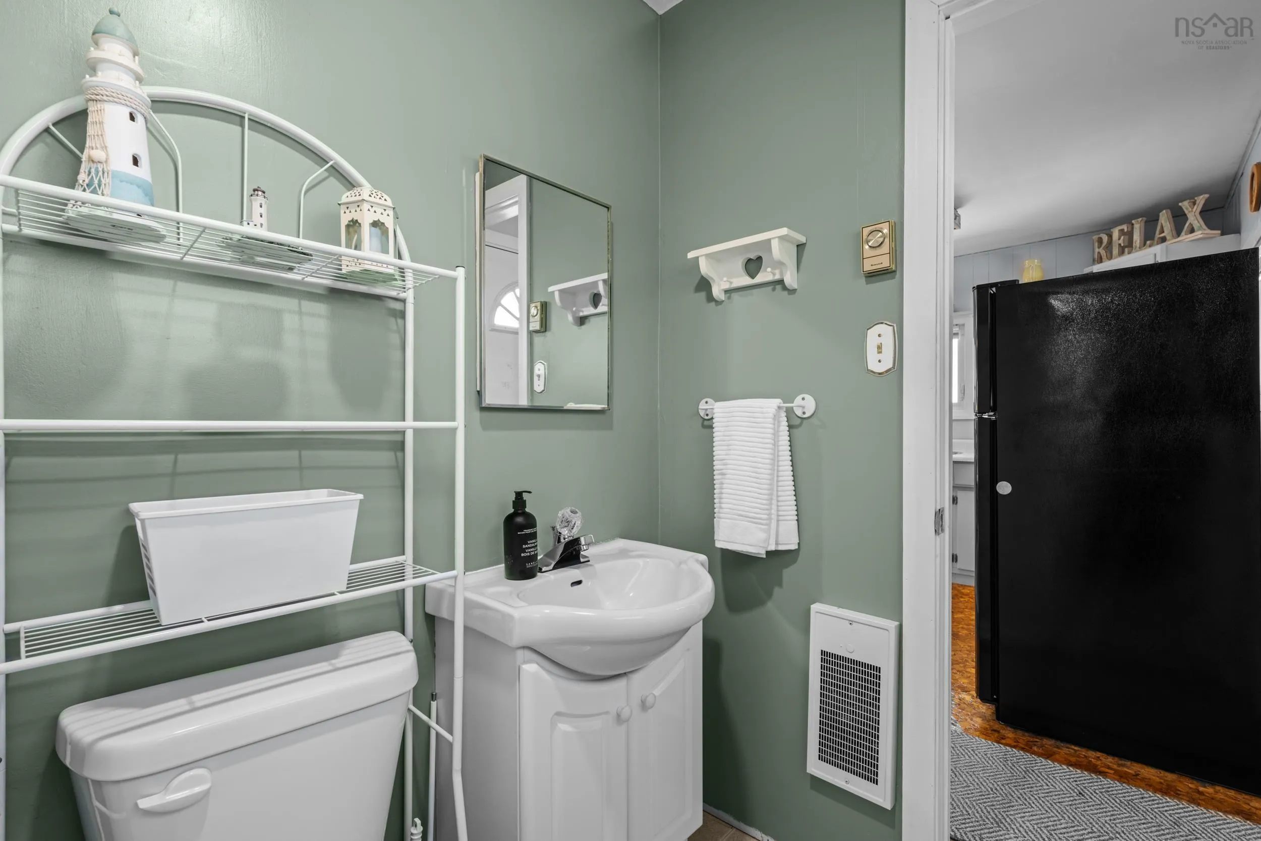 20 Macknight Lane, Seafoam, NS B0K 1N0, 4 Bedrooms Bedrooms, ,2 BathroomsBathrooms,Residential,For Sale,Macknight,202522809