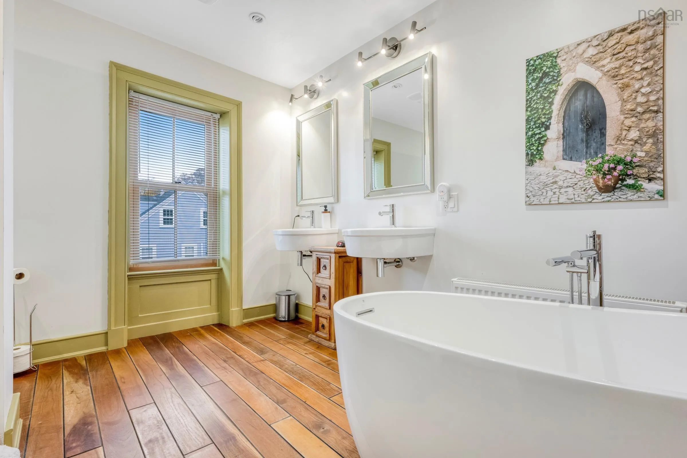 33 Cornwallis Street, Lunenburg Ns B0j 2c0, 3 Bedrooms Bedrooms, ,3 BathroomsBathrooms,Residential,For Sale,Cornwallis,202503857