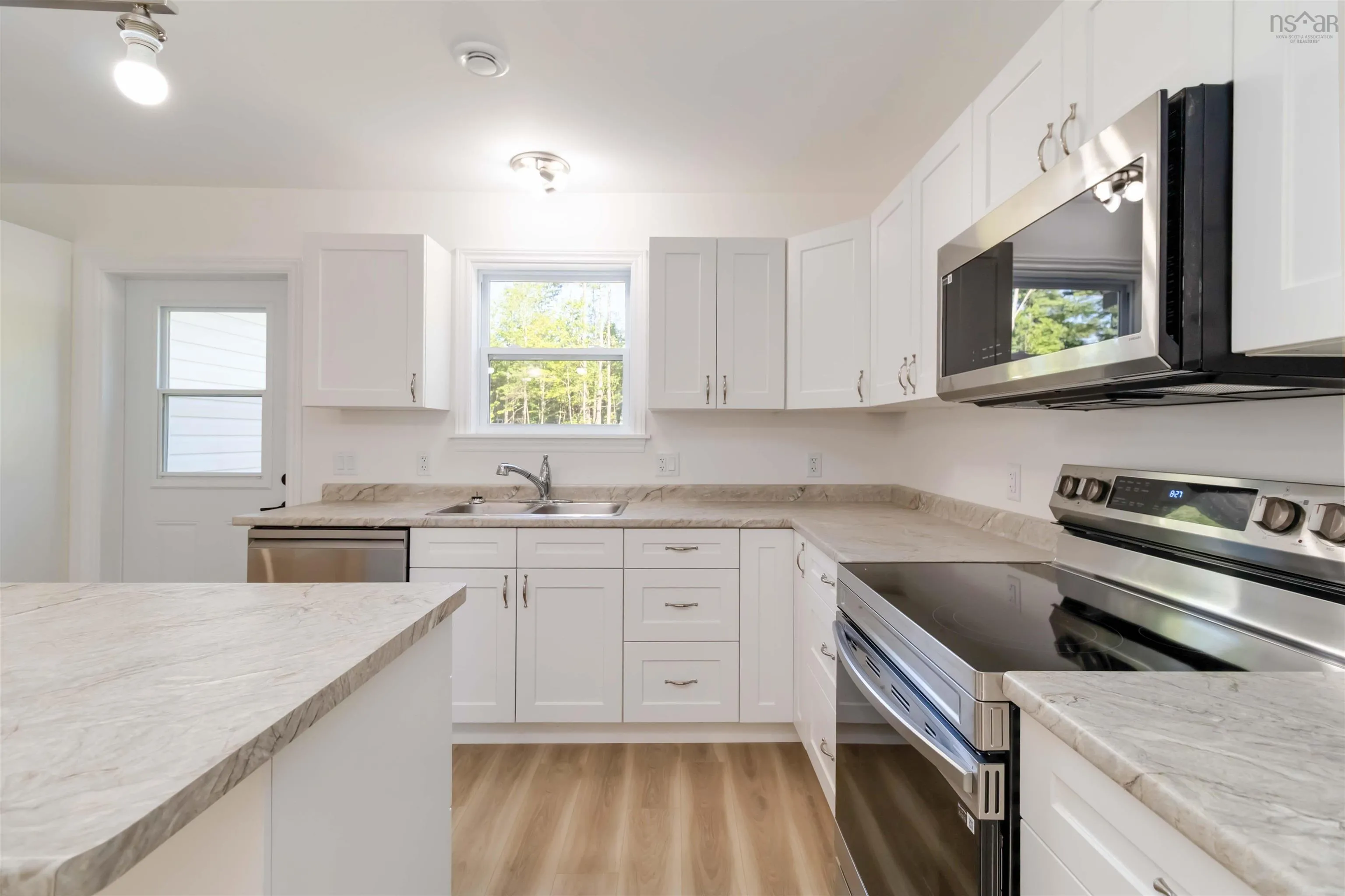 215 Aberdeen Road, Bridgewater, NS B4V 2S5, 2 Bedrooms Bedrooms, ,2 BathroomsBathrooms,Residential,For Sale,Aberdeen,202521380