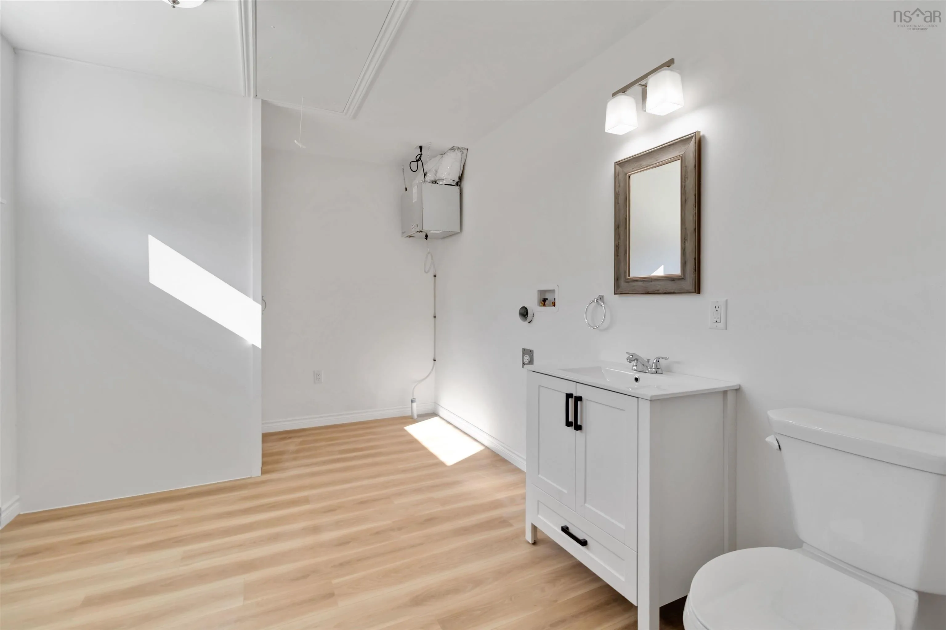 215 Aberdeen Road, Bridgewater, NS B4V 2S5, 2 Bedrooms Bedrooms, ,2 BathroomsBathrooms,Residential,For Sale,Aberdeen,202521380