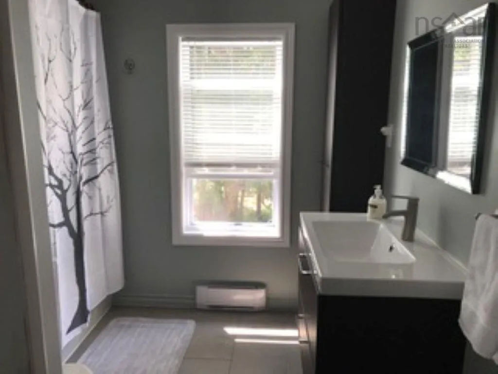 4 & 6 Hemlock Street, Dartmouth, NS B2X 3T3, 6 Bedrooms Bedrooms, ,Residential Income,For Sale,Hemlock,202523730