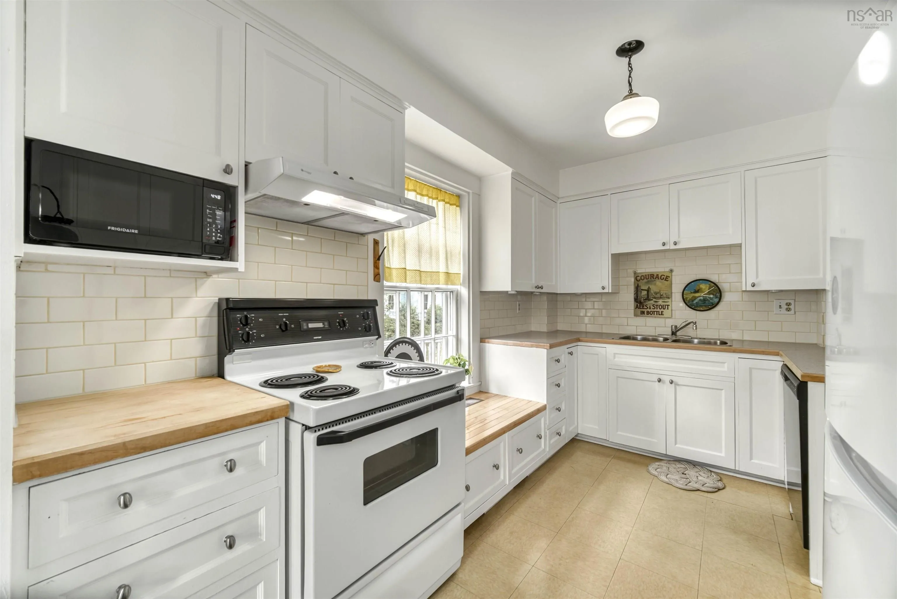 426 Main Street, Mahone Bay, NS B0J 2E0, 3 Bedrooms Bedrooms, ,2 BathroomsBathrooms,Residential,For Sale,Main,202521471