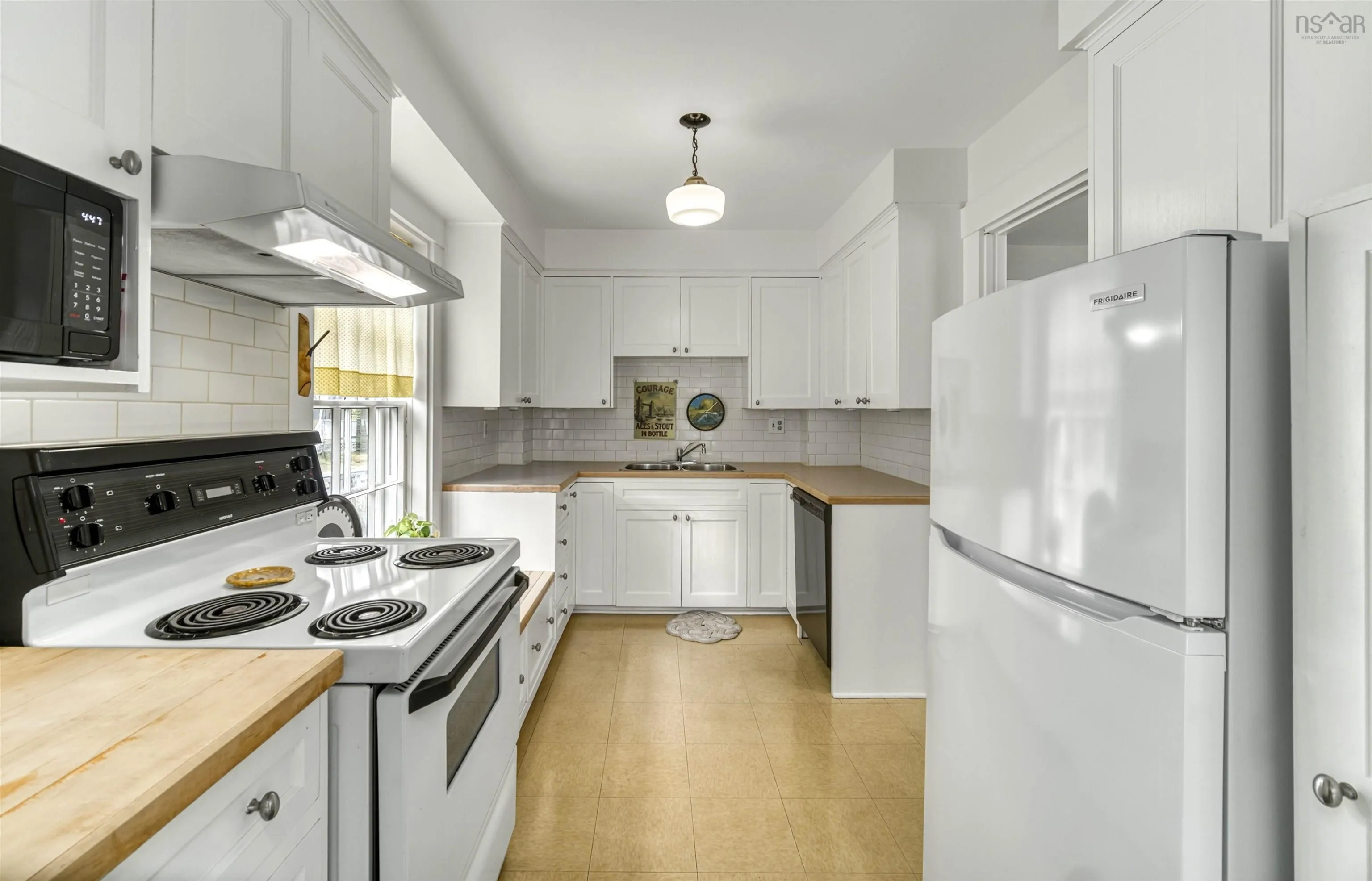 426 Main Street, Mahone Bay, NS B0J 2E0, 3 Bedrooms Bedrooms, ,2 BathroomsBathrooms,Residential,For Sale,Main,202521471