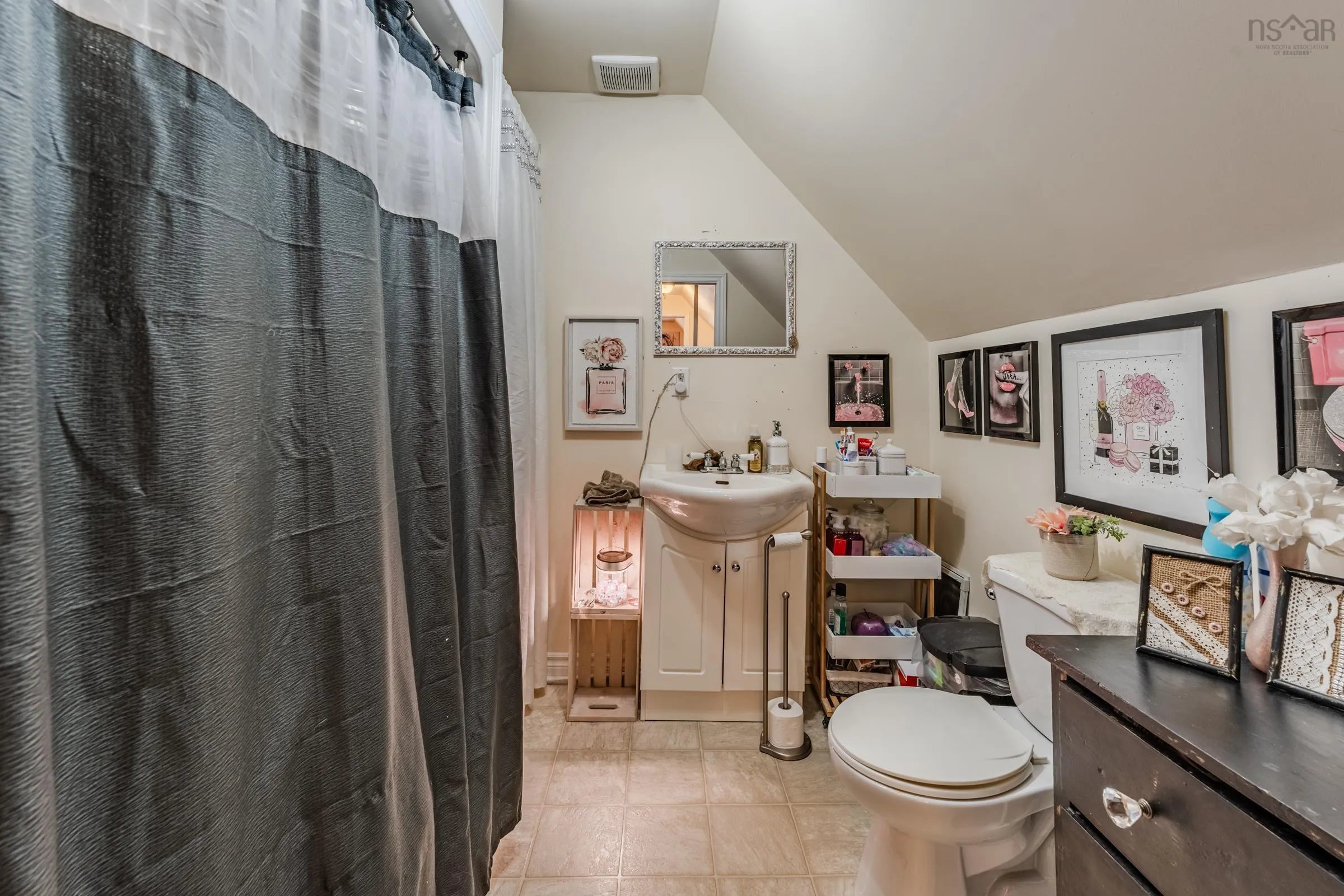10 Store Street, Yarmouth, NS B5A 2Z2, 3 Bedrooms Bedrooms, ,2 BathroomsBathrooms,Residential,For Sale,Store,202423049