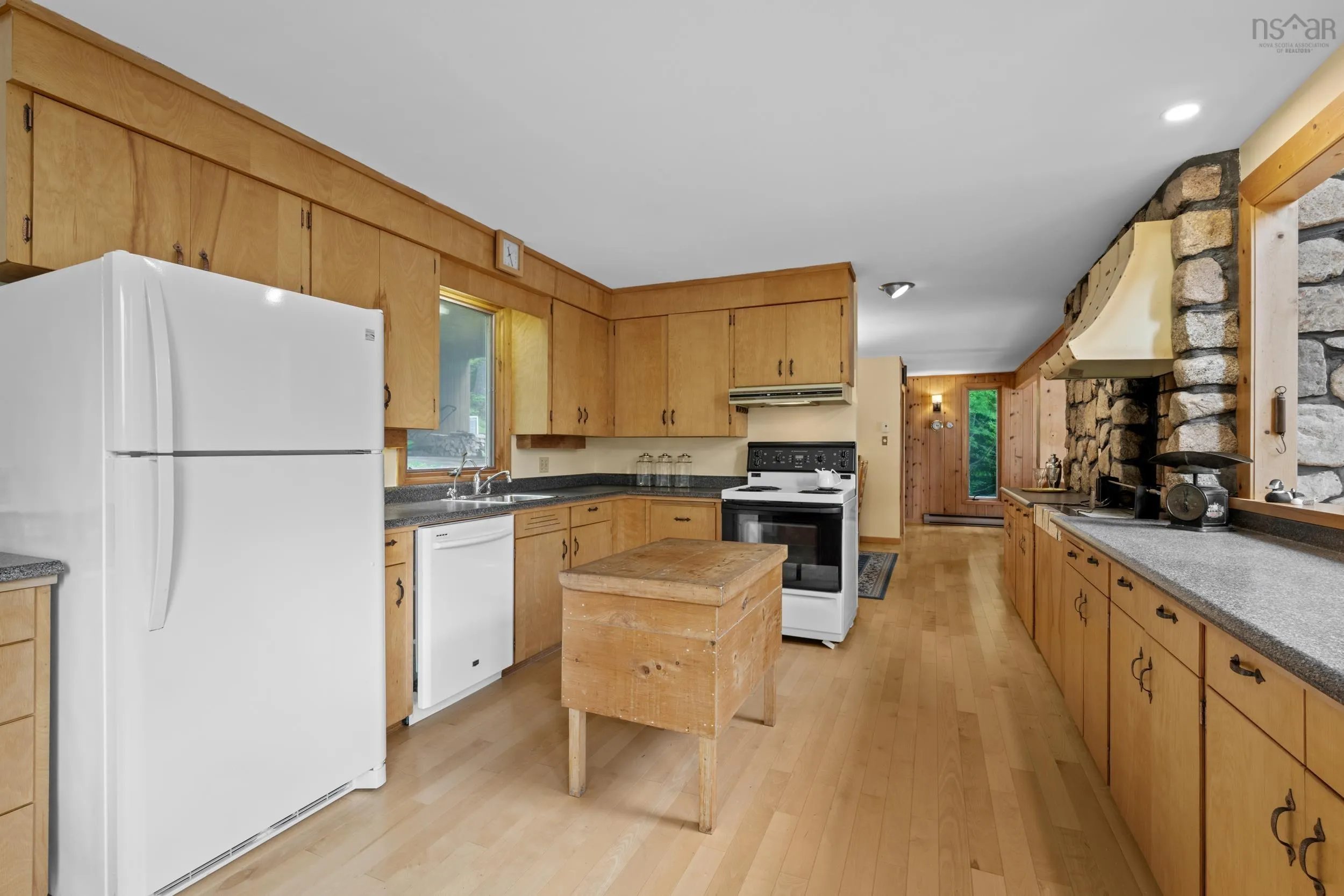 20 Sunnydale Drive, Glen Haven, NS B3Z 2T8, 4 Bedrooms Bedrooms, ,2 BathroomsBathrooms,Residential,For Sale,Sunnydale,202514004