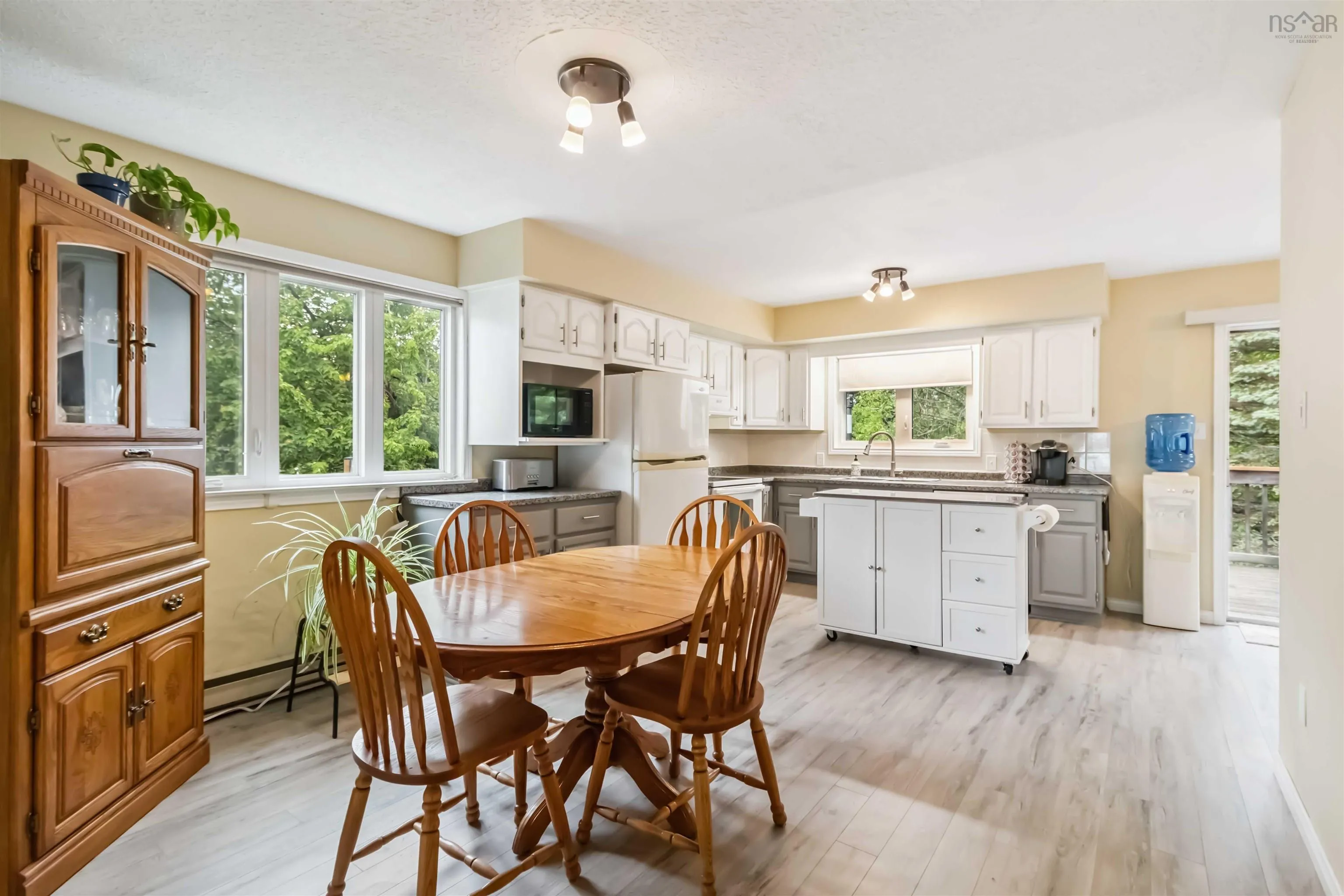 10 Crystal Drive, Bedford, NS B4A 3R4, 4 Bedrooms Bedrooms, ,3 BathroomsBathrooms,Residential,For Sale,Crystal,202516209