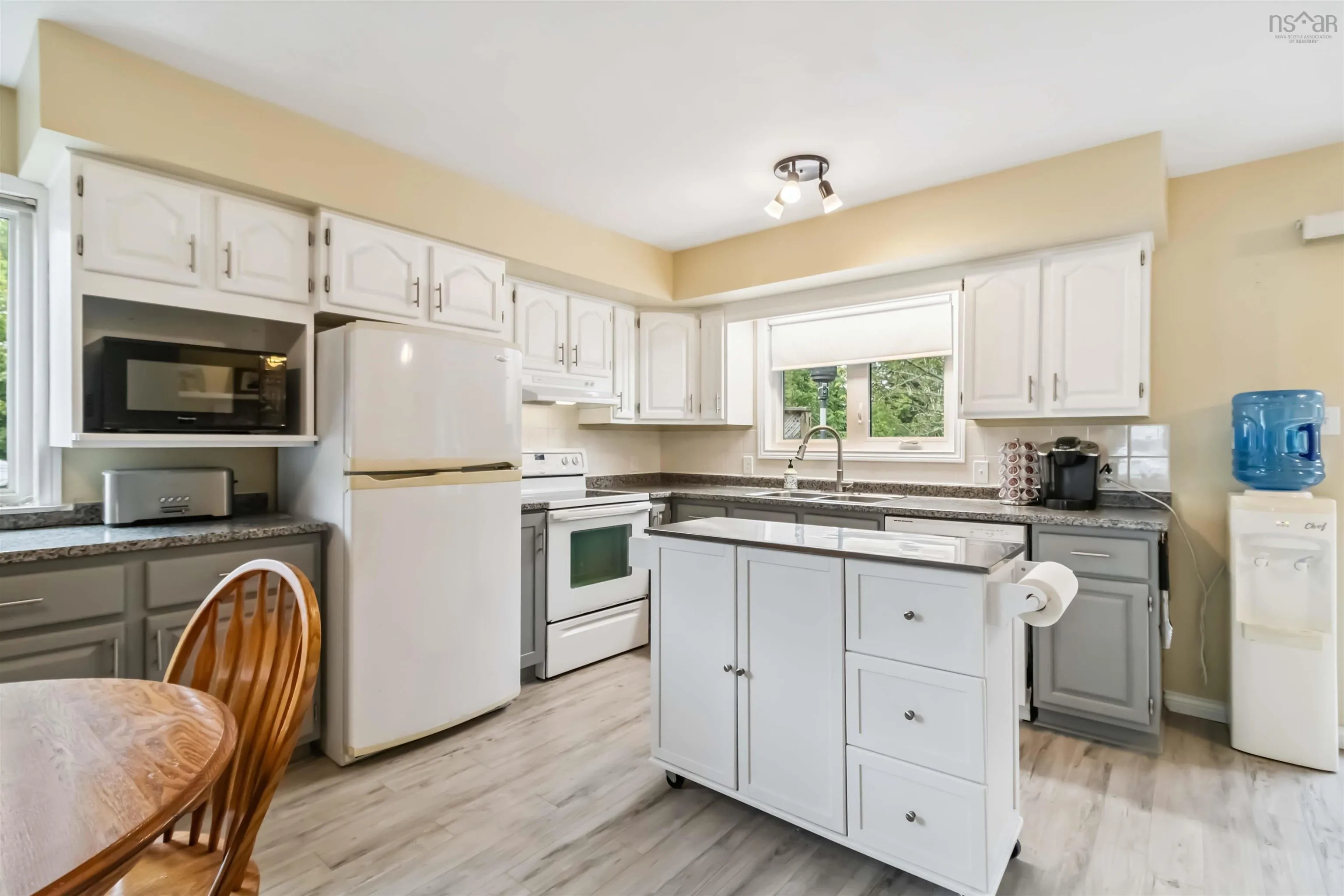 10 Crystal Drive, Bedford, NS B4A 3R4, 4 Bedrooms Bedrooms, ,3 BathroomsBathrooms,Residential,For Sale,Crystal,202516209