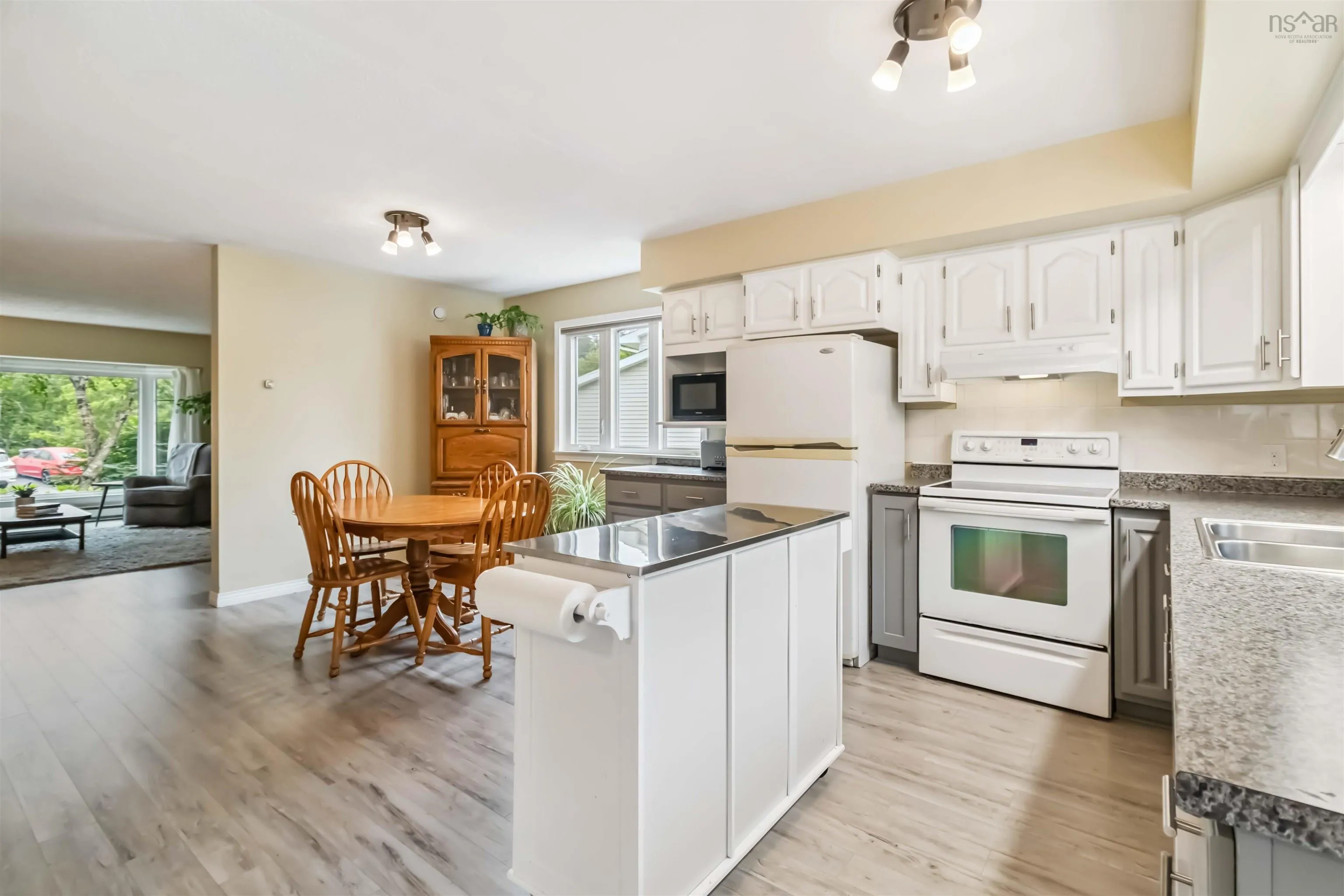 10 Crystal Drive, Bedford, NS B4A 3R4, 4 Bedrooms Bedrooms, ,3 BathroomsBathrooms,Residential,For Sale,Crystal,202516209