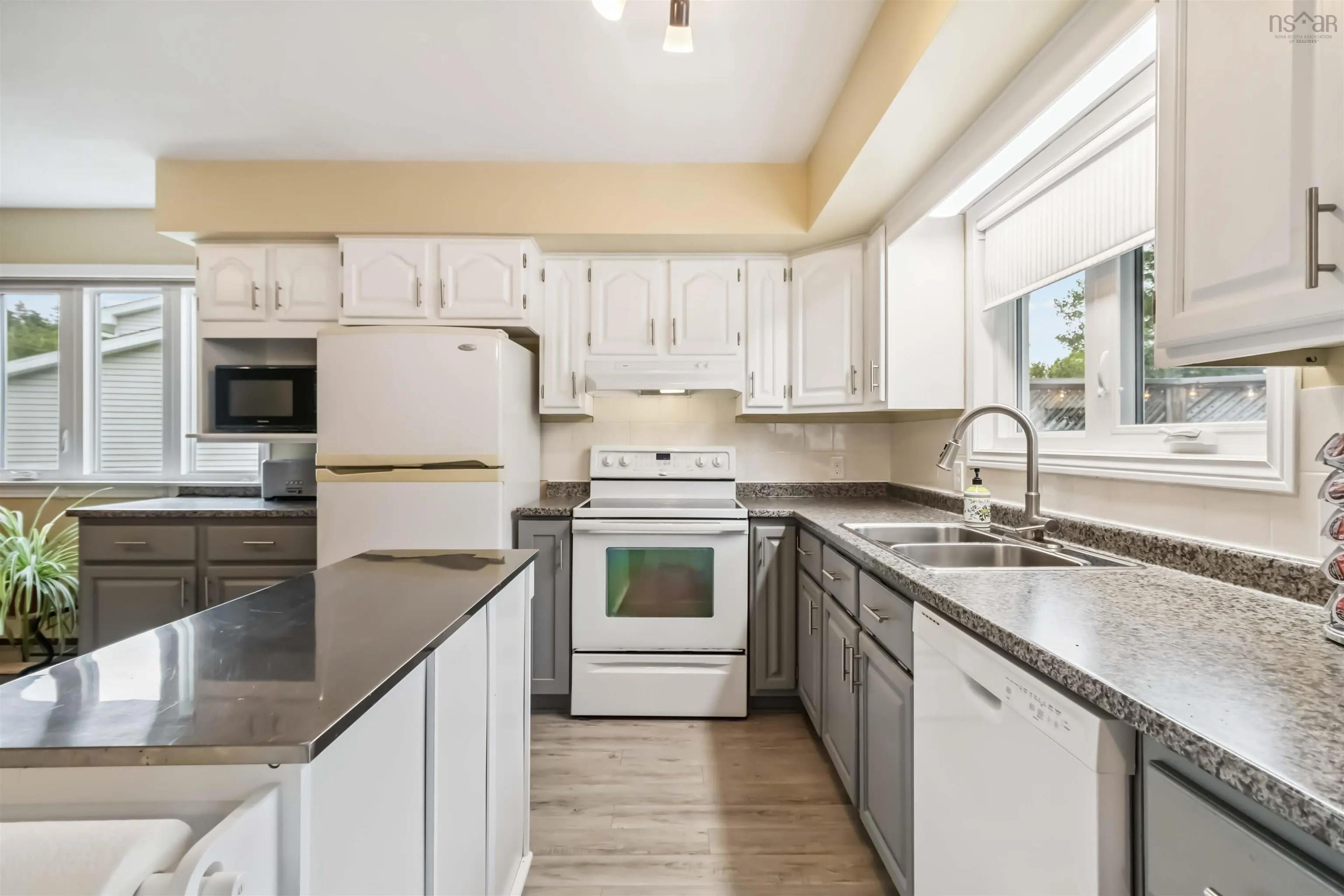 10 Crystal Drive, Bedford, NS B4A 3R4, 4 Bedrooms Bedrooms, ,3 BathroomsBathrooms,Residential,For Sale,Crystal,202516209