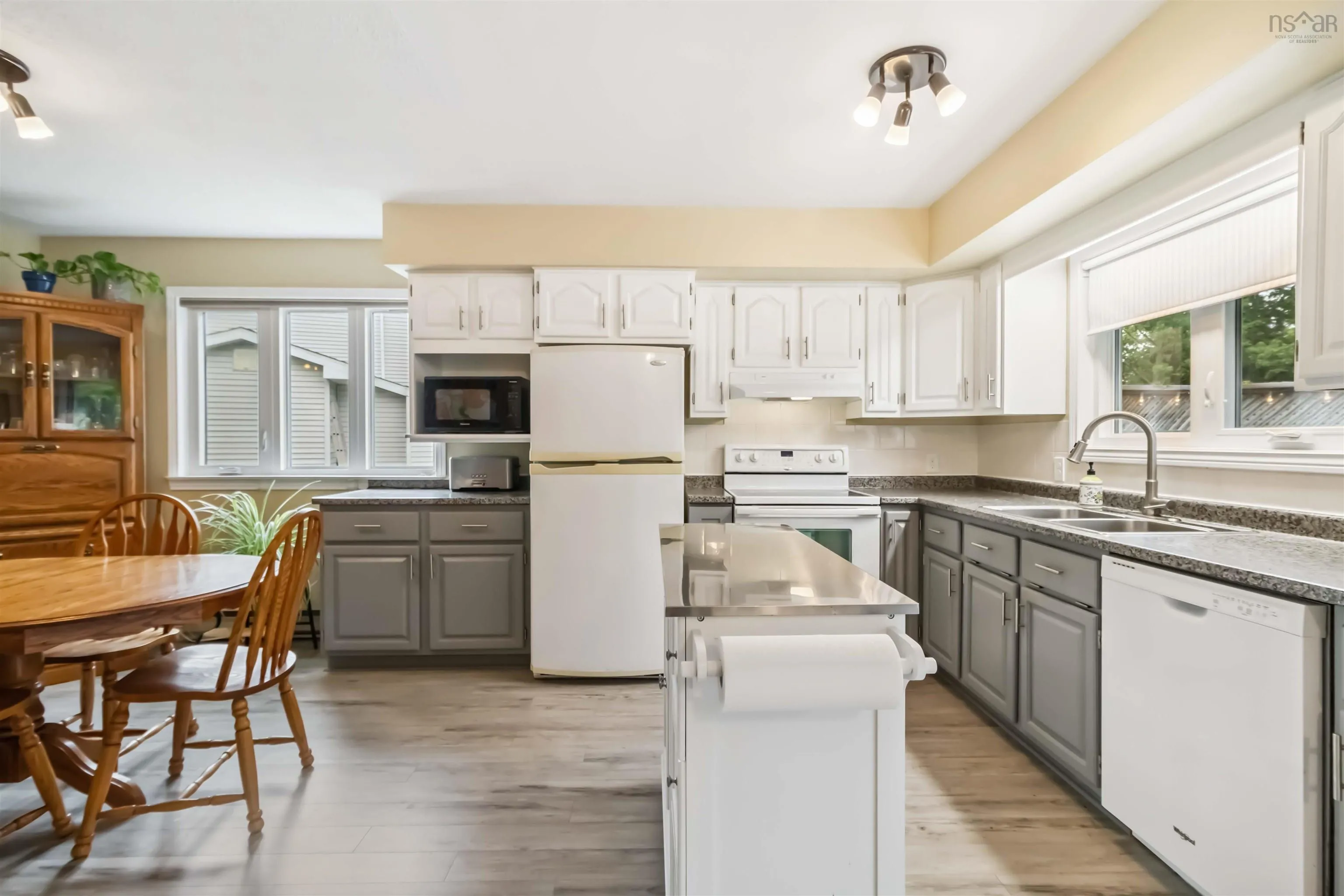 10 Crystal Drive, Bedford, NS B4A 3R4, 4 Bedrooms Bedrooms, ,3 BathroomsBathrooms,Residential,For Sale,Crystal,202516209