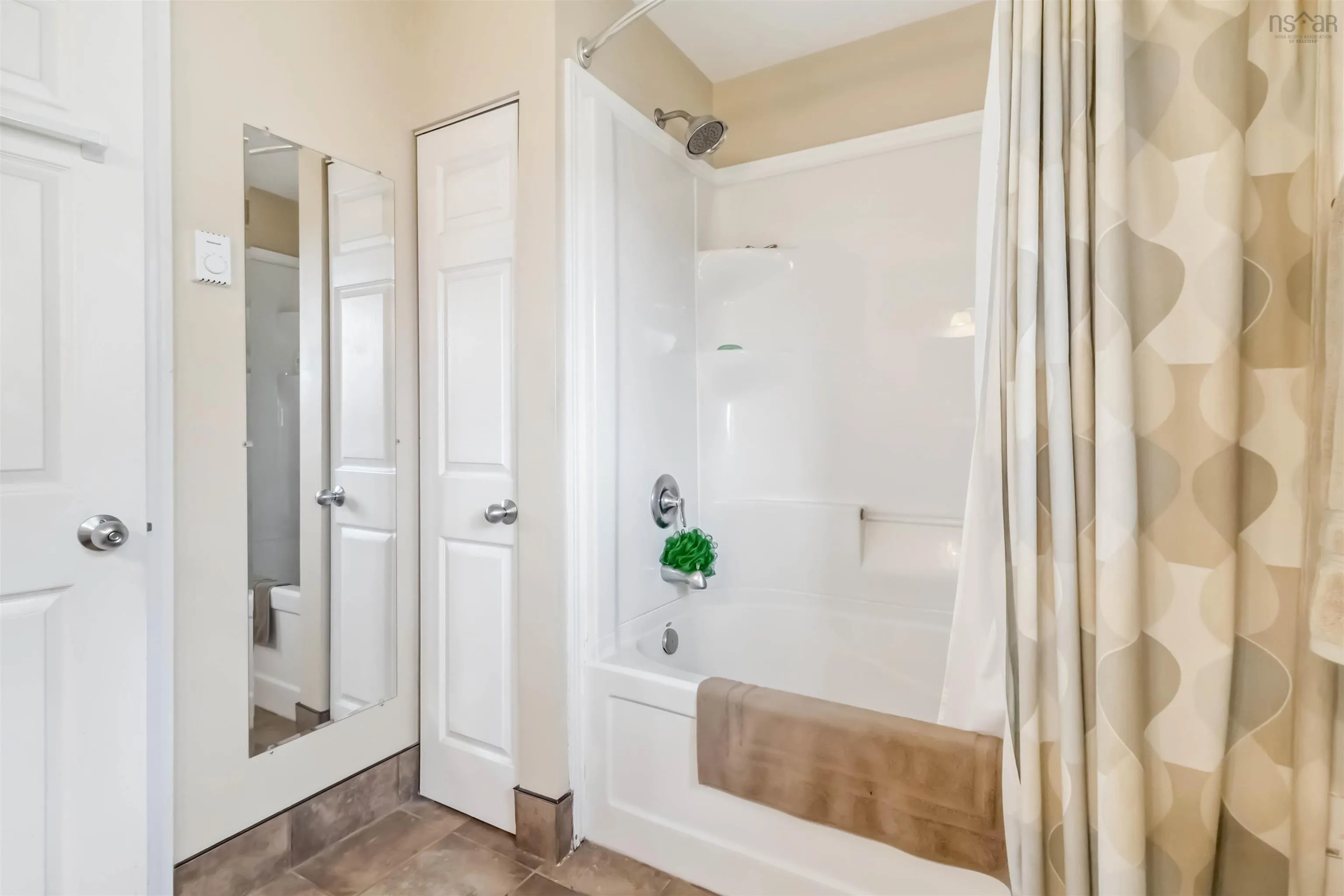 10 Crystal Drive, Bedford, NS B4A 3R4, 4 Bedrooms Bedrooms, ,3 BathroomsBathrooms,Residential,For Sale,Crystal,202516209