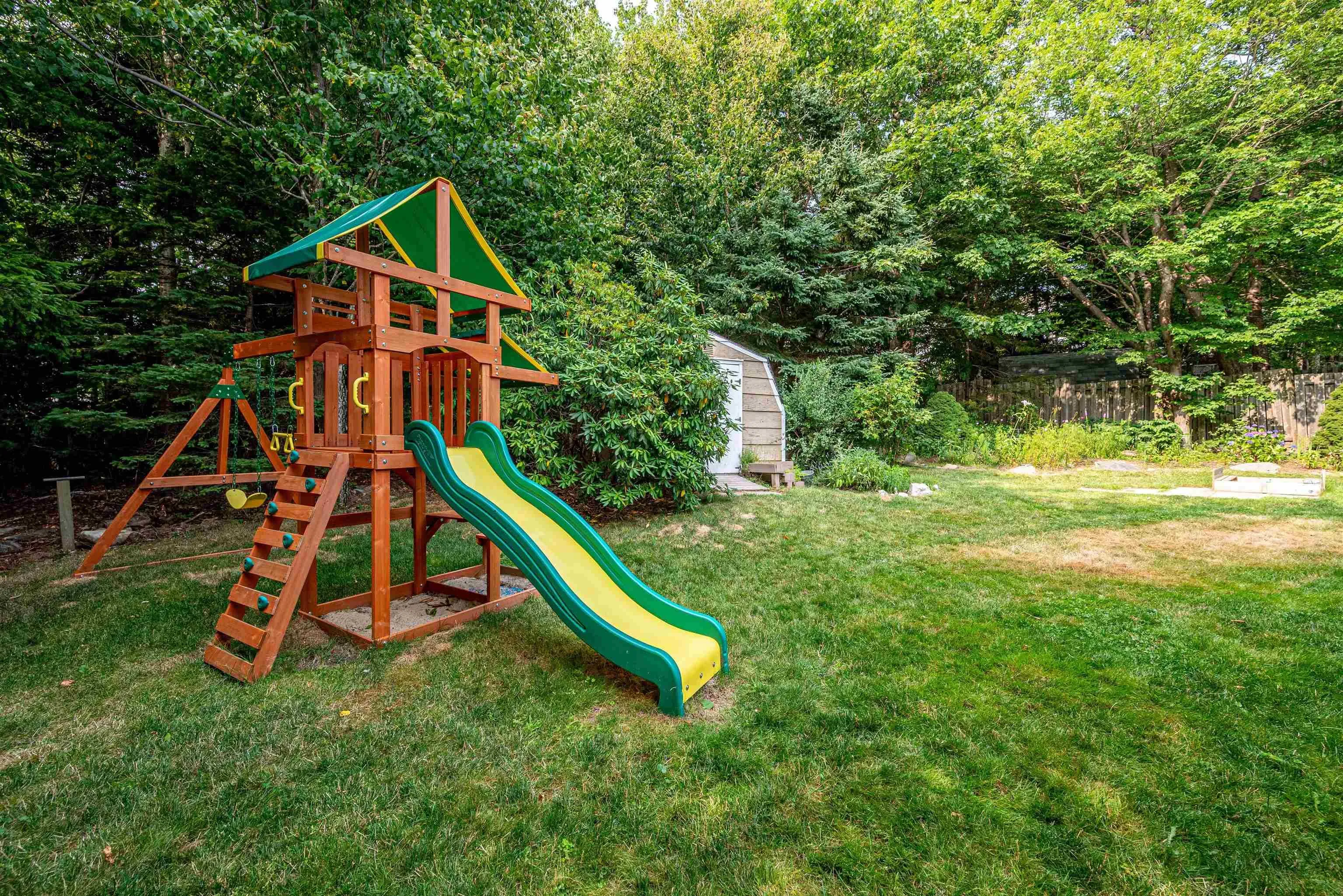 37 Montebello Drive, Dartmouth, NS B2X 2H1, 4 Bedrooms Bedrooms, ,3 BathroomsBathrooms,Residential,For Sale,Montebello,202520103