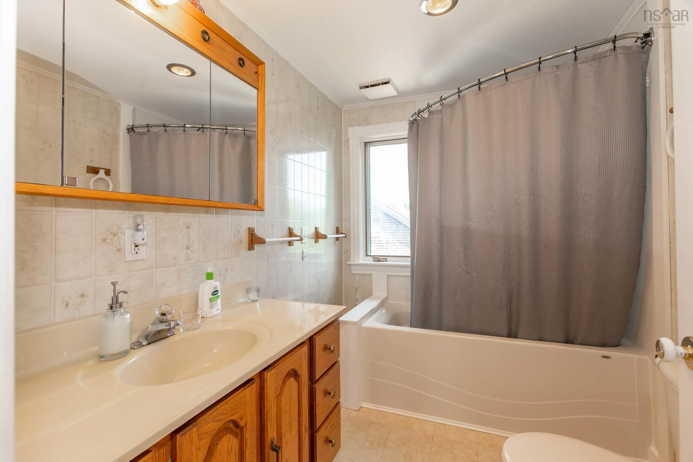 669 Main Street, Lawrencetown, NS B0S 1M0, 4 Bedrooms Bedrooms, ,2 BathroomsBathrooms,Residential,For Sale,Main,202513364
