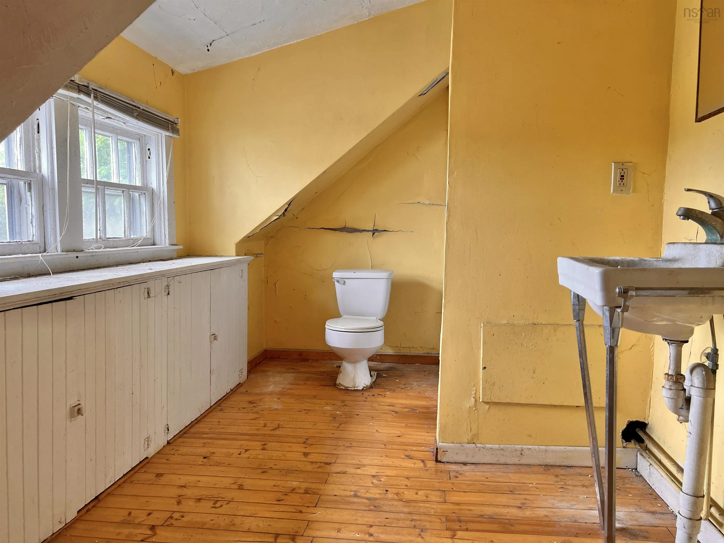 492 Main Street, Kentville, NS B4N 1L3, 5 Bedrooms Bedrooms, ,2 BathroomsBathrooms,Residential,For Sale,Main,202518952