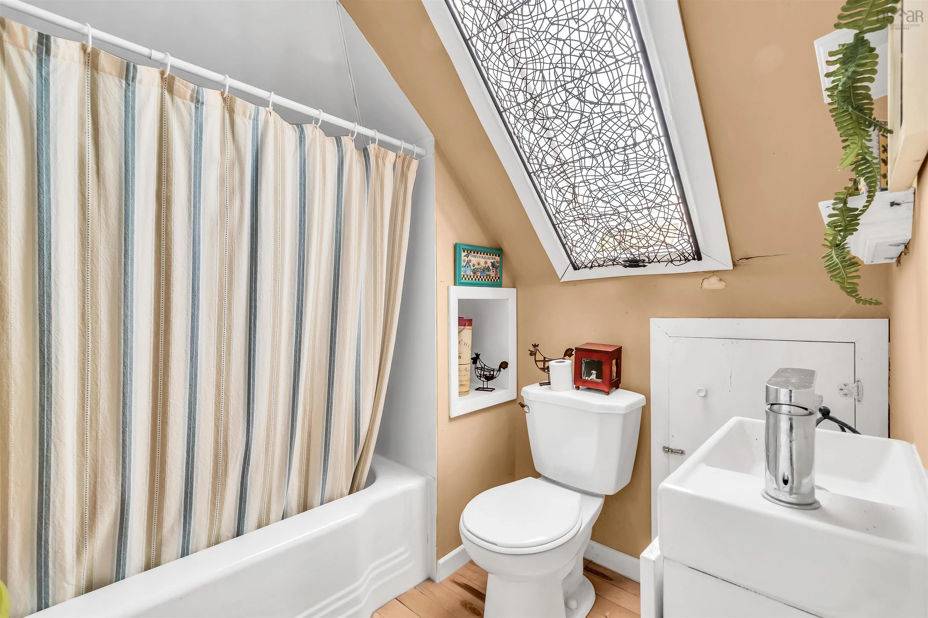 136 Church Street, Liverpool, NS B0T 1K0, 6 Bedrooms Bedrooms, ,4 BathroomsBathrooms,Residential,For Sale,Church,202519306