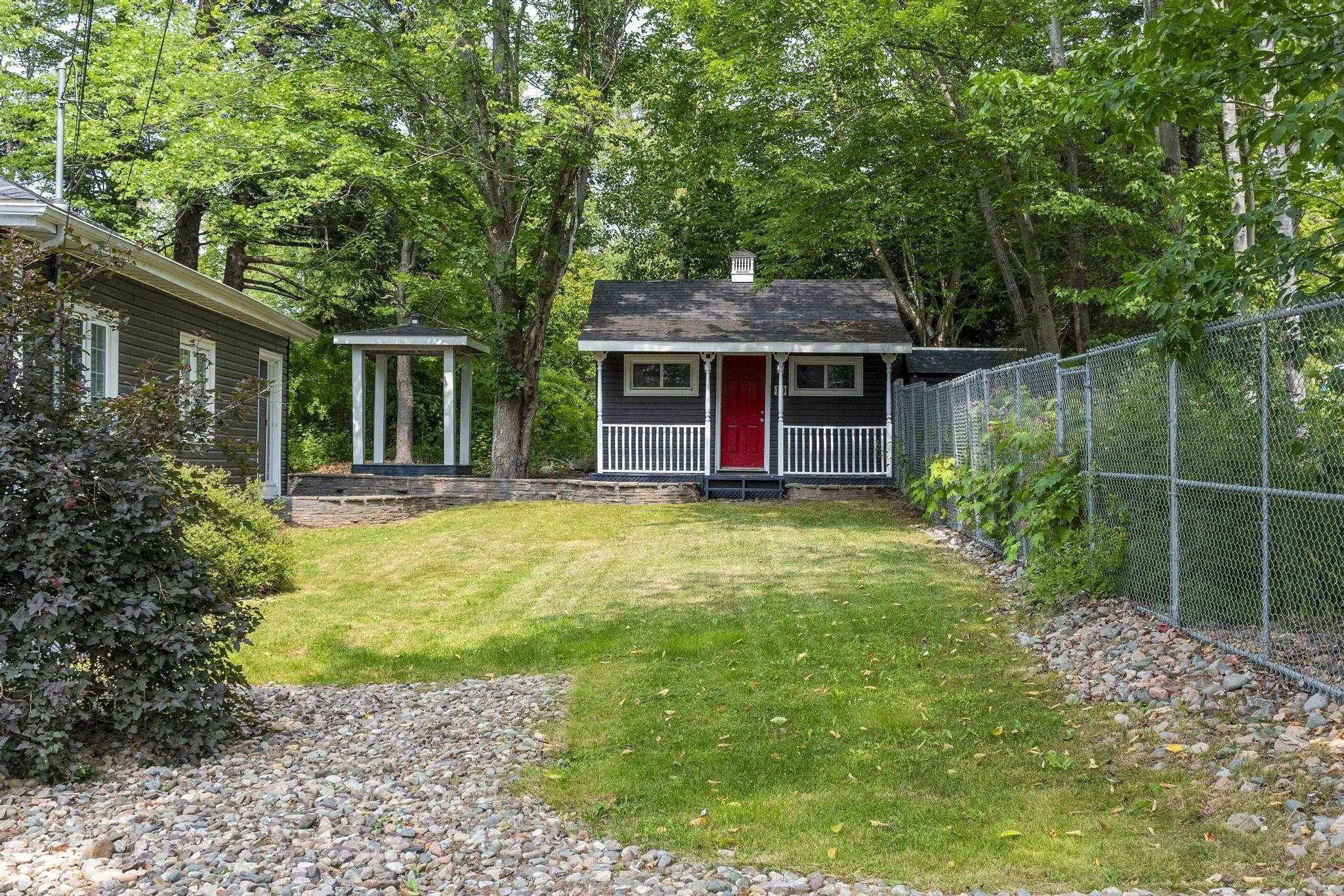 10 Howe Avenue, Fall River, NS B2T 1H7, 3 Bedrooms Bedrooms, ,2 BathroomsBathrooms,Residential,For Sale,Howe,202520382