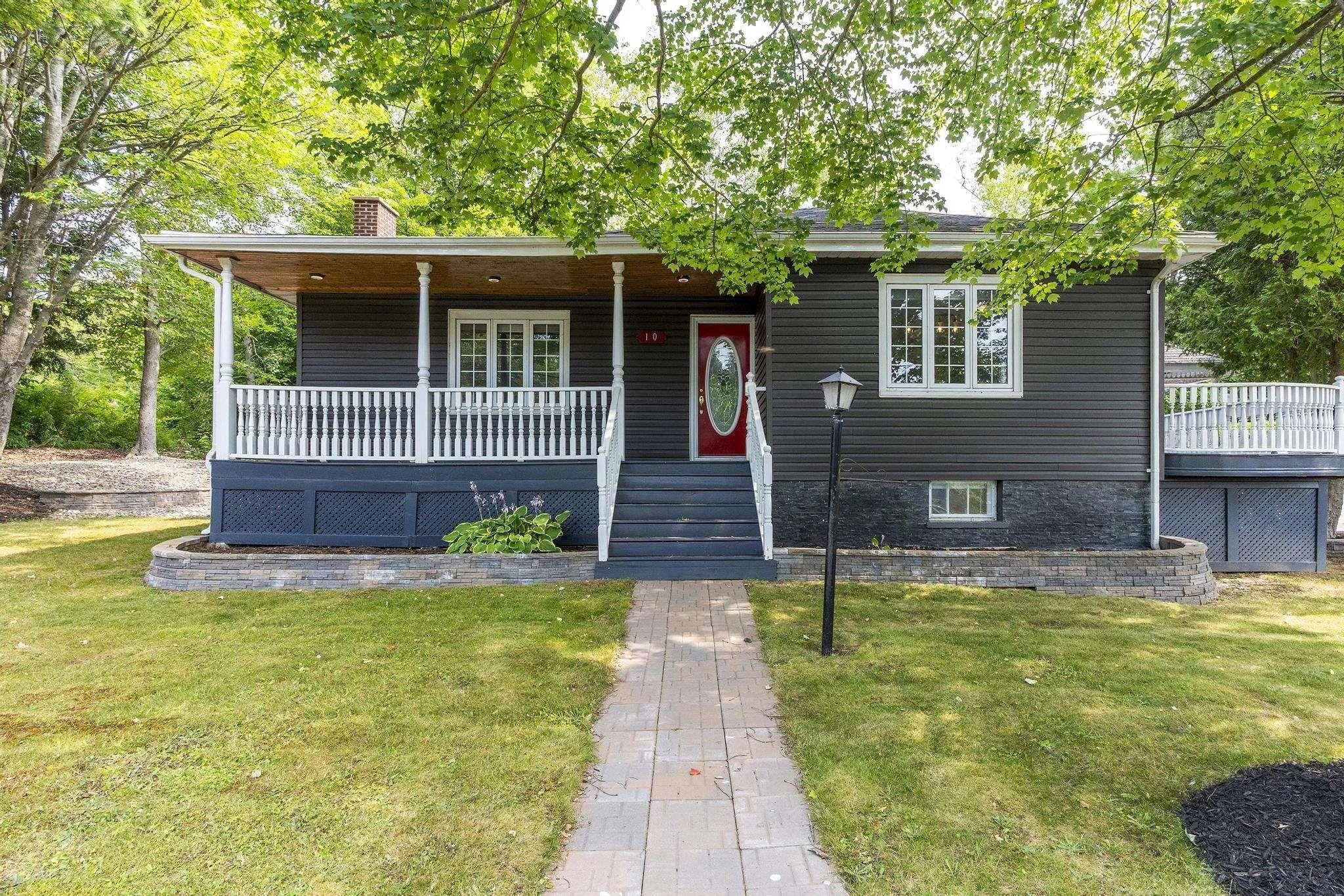 10 Howe Avenue, Fall River, NS B2T 1H7, 3 Bedrooms Bedrooms, ,2 BathroomsBathrooms,Residential,For Sale,Howe,202520382