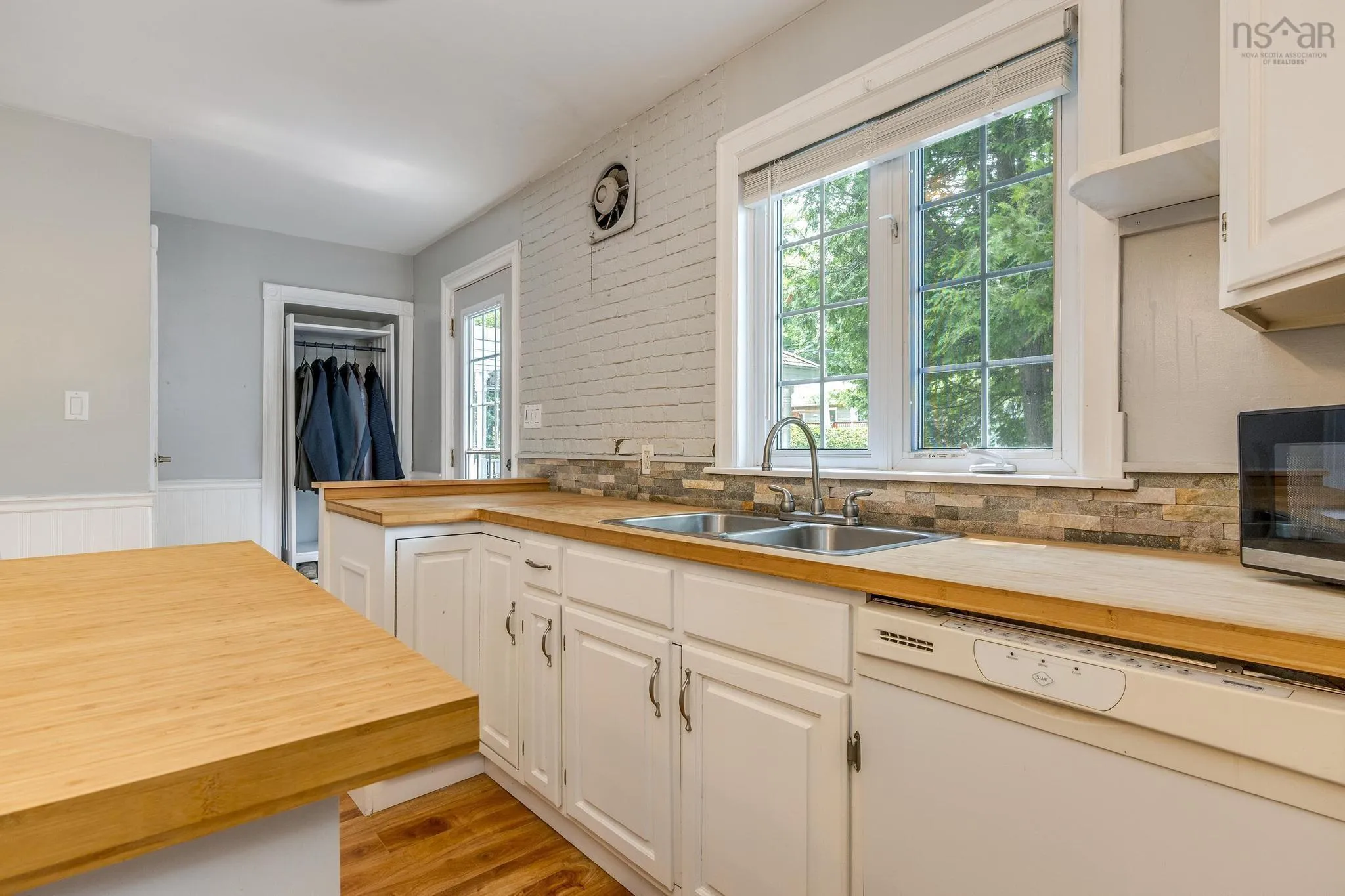 10 Howe Avenue, Fall River, NS B2T 1H7, 3 Bedrooms Bedrooms, ,2 BathroomsBathrooms,Residential,For Sale,Howe,202520382