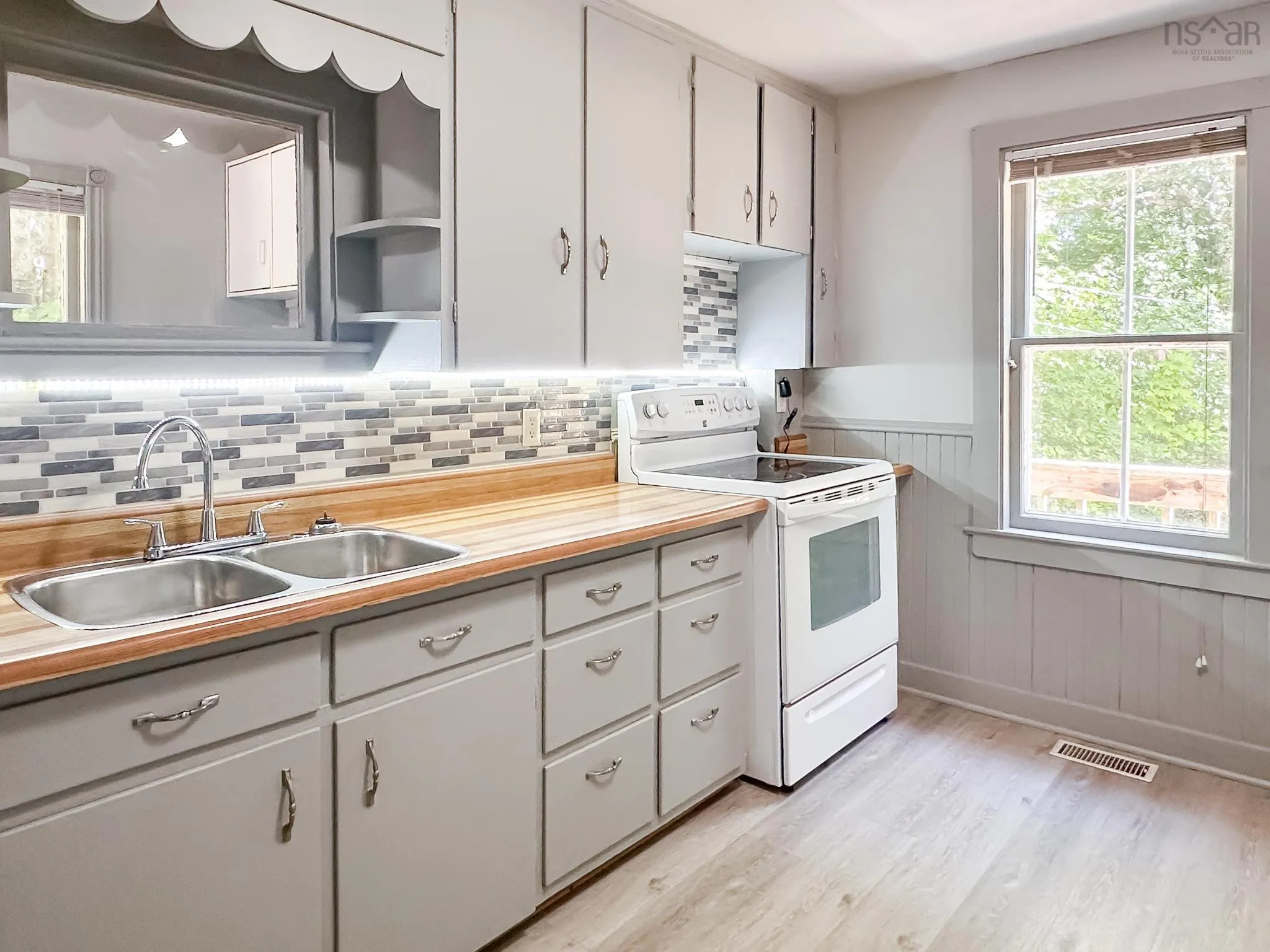 910 West Main Street, Kentville, NS B4N 3V7, 2 Bedrooms Bedrooms, ,2 BathroomsBathrooms,Residential,For Sale,West Main,202521314