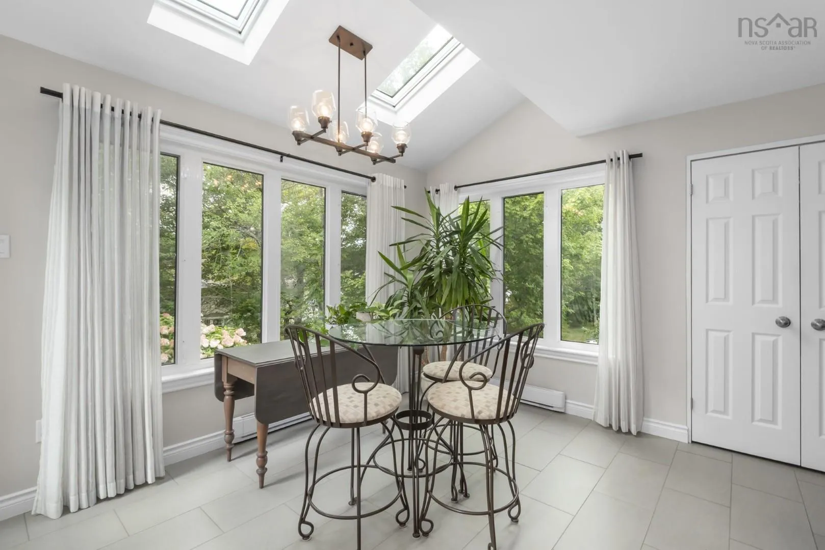 10 Parkvale Crescent, Bedford, NS B4A 3M3, 5 Bedrooms Bedrooms, ,3 BathroomsBathrooms,Residential,For Sale,Parkvale,202524442
