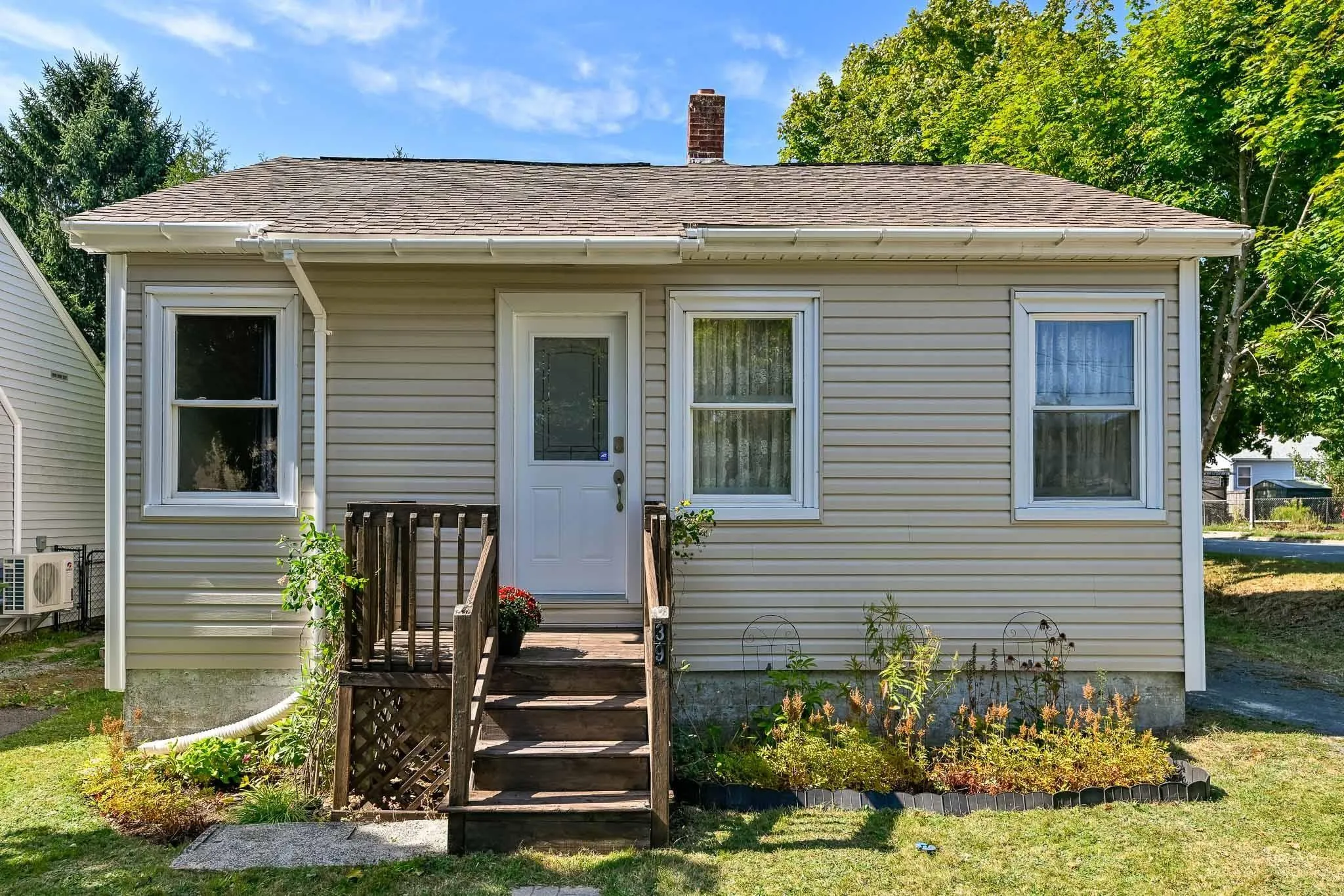 39 Russell Street, Dartmouth, NS B3A 3M7, 2 Bedrooms Bedrooms, ,1 BathroomBathrooms,Residential,For Sale,Russell,202522606