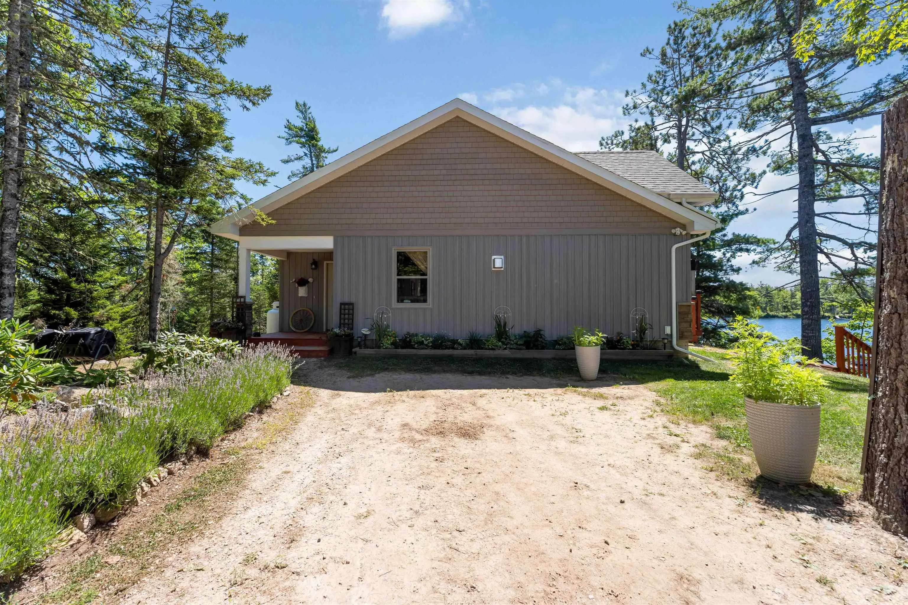 37 Andrew Point Road, Waterloo Lake, NS B0S 1P0, 2 Bedrooms Bedrooms, ,1 BathroomBathrooms,Residential,For Sale,Andrew Point,202519974