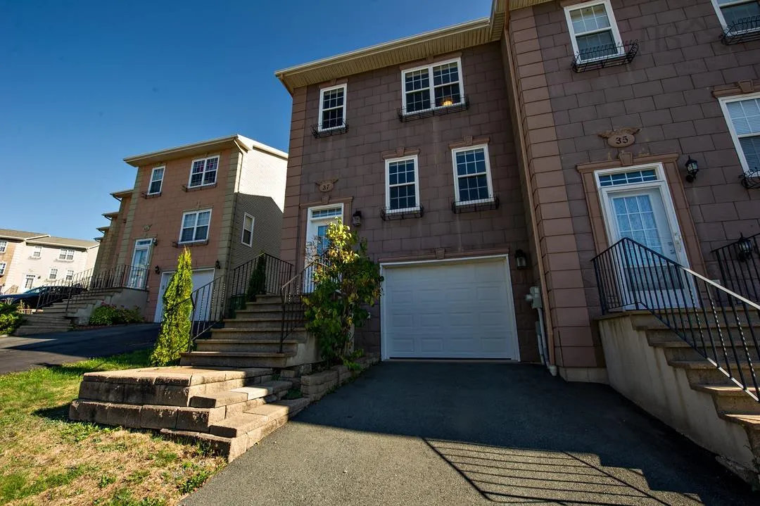 37 Brigadier Court, Halifax, NS B3M 4Y4, 3 Bedrooms Bedrooms, ,4 BathroomsBathrooms,Residential,For Sale,Brigadier,202523731
