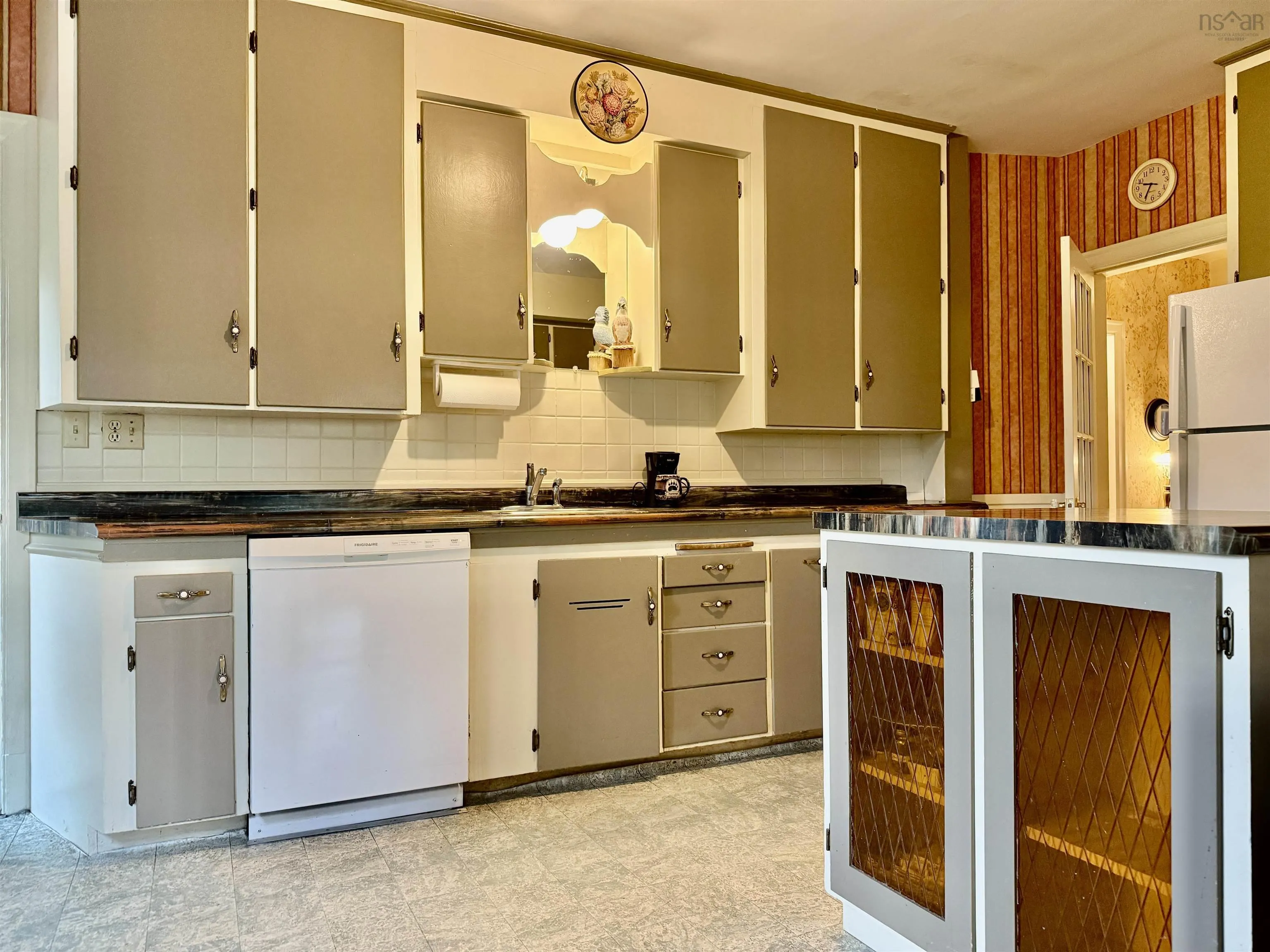 70 Victoria Road, Lunenburg, NS B0J 2C0, 3 Bedrooms Bedrooms, ,2 BathroomsBathrooms,Residential,For Sale,Victoria,202518020
