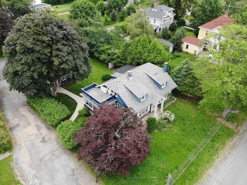 70 Victoria Road, Lunenburg, NS B0J 2C0, 3 Bedrooms Bedrooms, ,2 BathroomsBathrooms,Residential,For Sale,Victoria,202518020